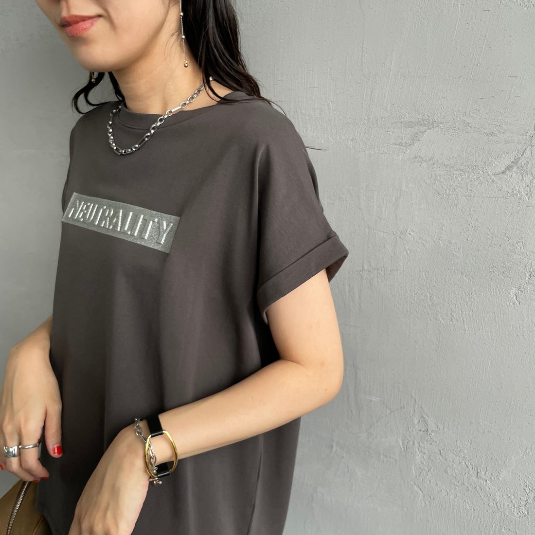 Maison de L'allure [メゾン ドゥ ラリュール] エンボスラメロゴTシャツ [M25112030]08 CHARCOA &&モデル身長：160cm 着用サイズ：F&&