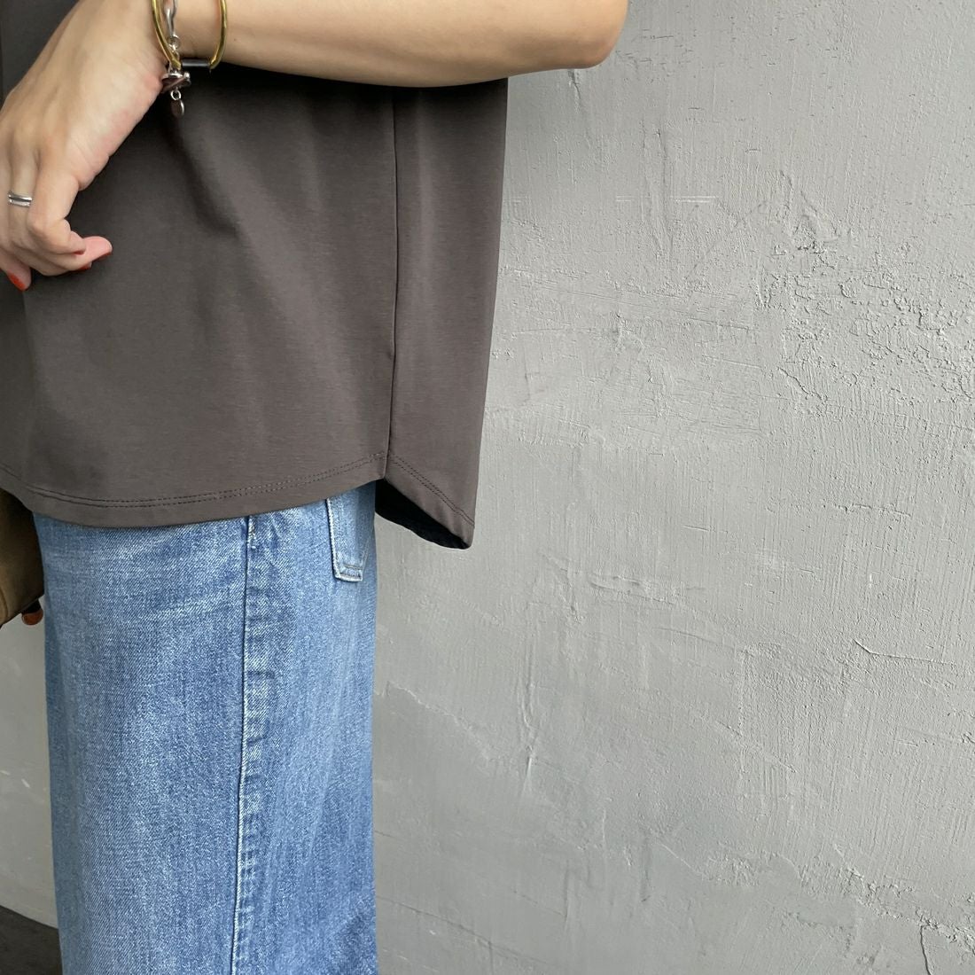 Maison de L'allure [メゾン ドゥ ラリュール] エンボスラメロゴTシャツ [M25112030]08 CHARCOA &&モデル身長：160cm 着用サイズ：F&&