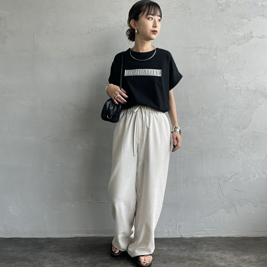 Maison de L'allure [メゾン ドゥ ラリュール] エンボスラメロゴTシャツ [M25112030]09 BLACK &&モデル身長：150cm 着用サイズ：F&&