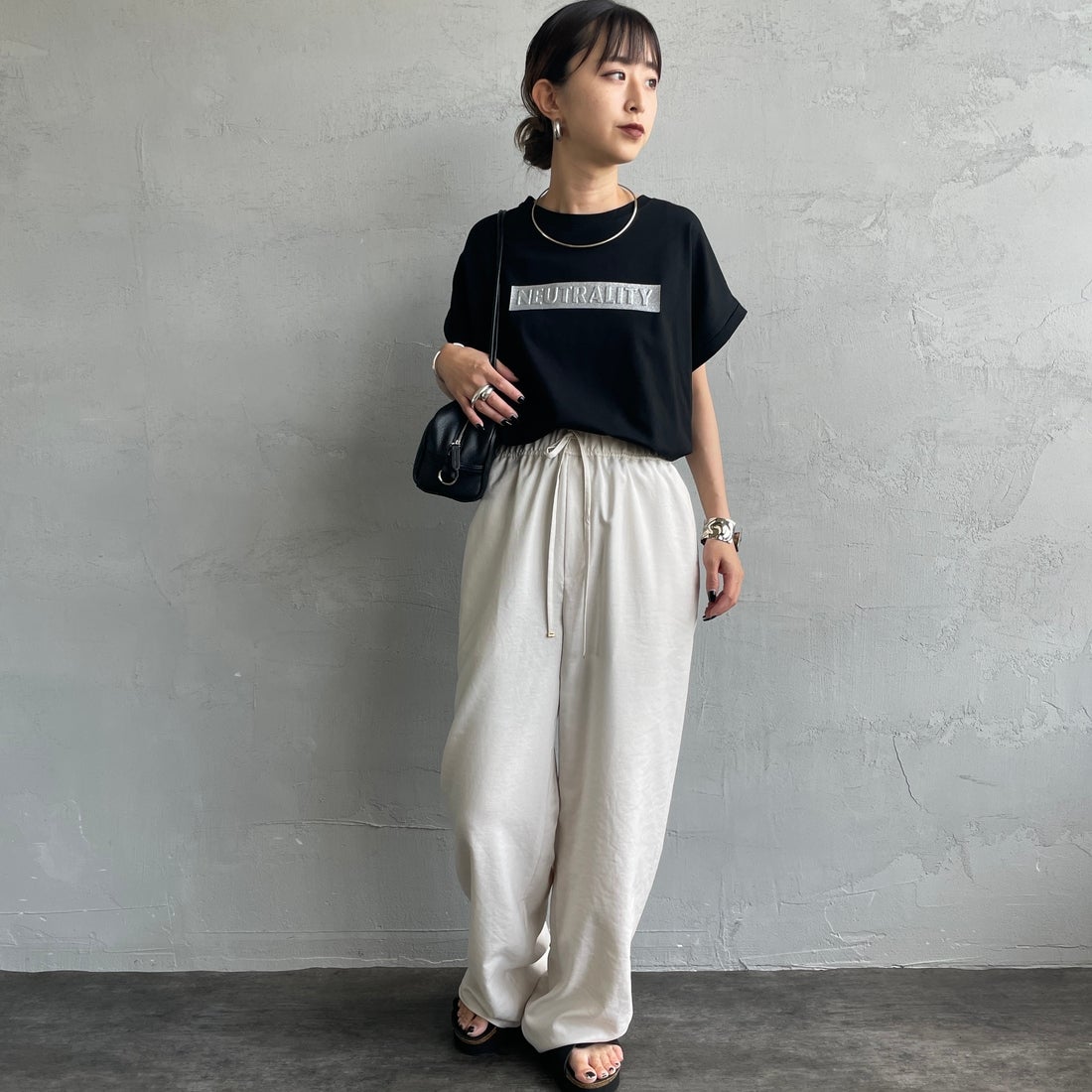 Maison de L'allure [メゾン ドゥ ラリュール] エンボスラメロゴTシャツ [M25112030]09 BLACK &&モデル身長：150cm 着用サイズ：F&&