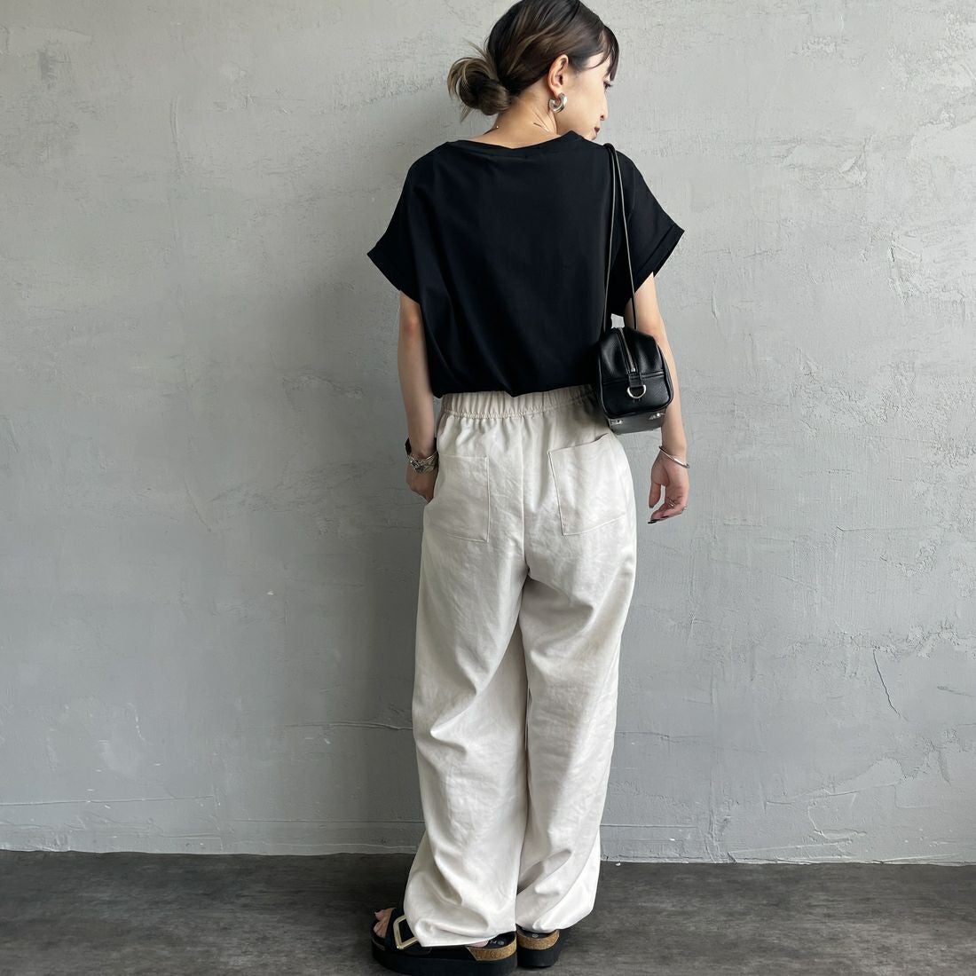 Maison de L'allure [メゾン ドゥ ラリュール] エンボスラメロゴTシャツ [M25112030]09 BLACK &&モデル身長：150cm 着用サイズ：F&&