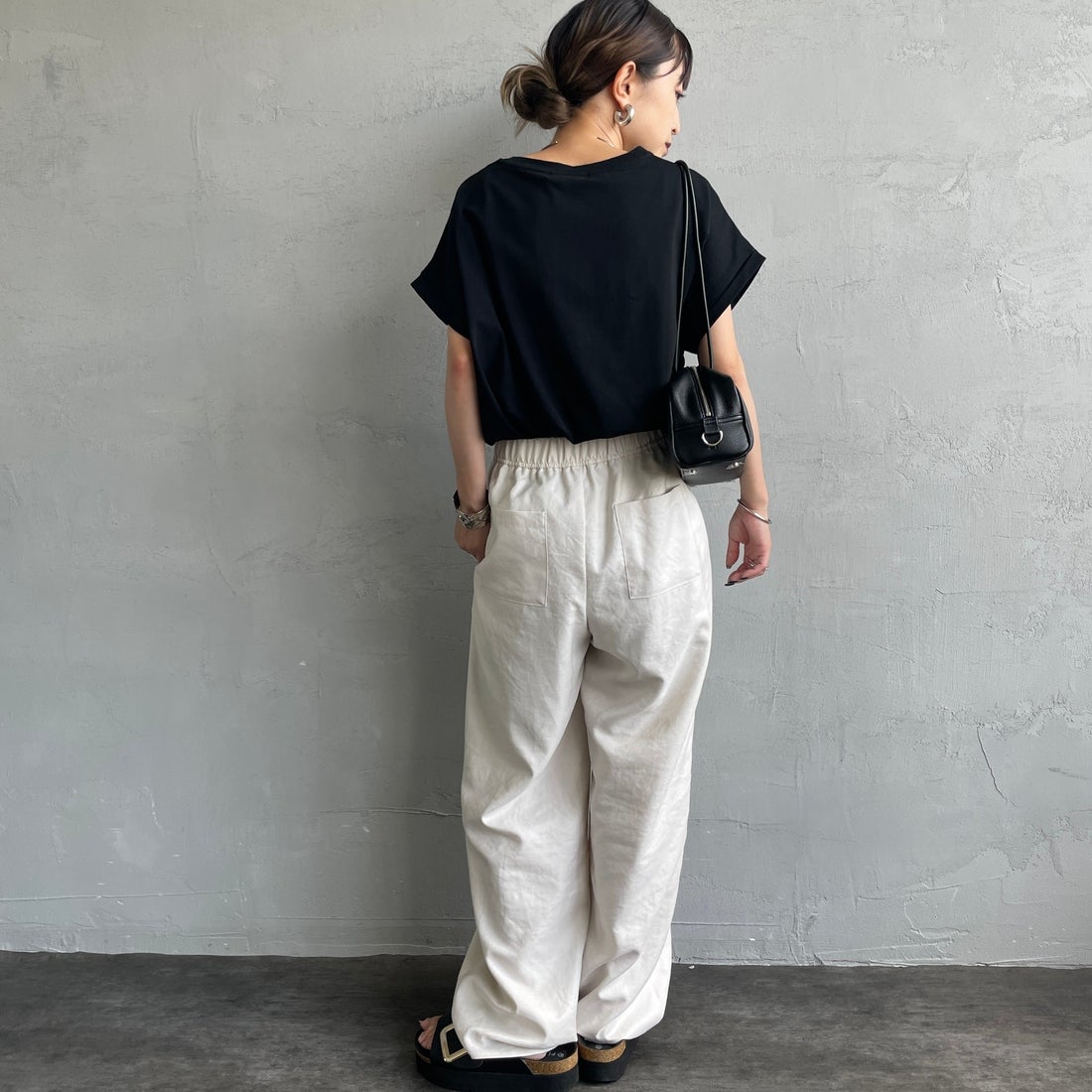 Maison de L'allure [メゾン ドゥ ラリュール] エンボスラメロゴTシャツ [M25112030]09 BLACK &&モデル身長：150cm 着用サイズ：F&&