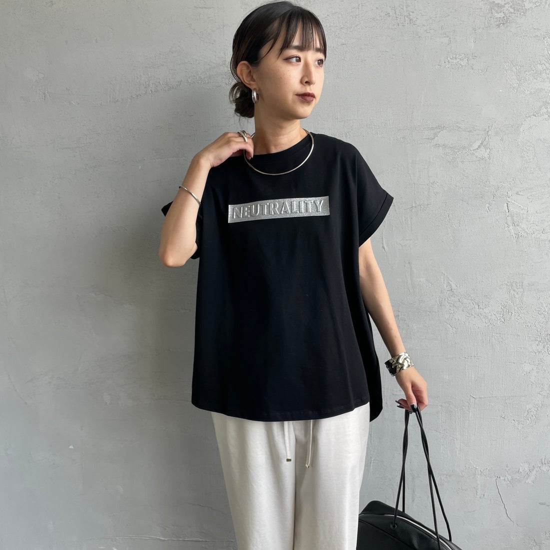 Maison de L'allure [メゾン ドゥ ラリュール] エンボスラメロゴTシャツ [M25112030]09 BLACK &&モデル身長：150cm 着用サイズ：F&&
