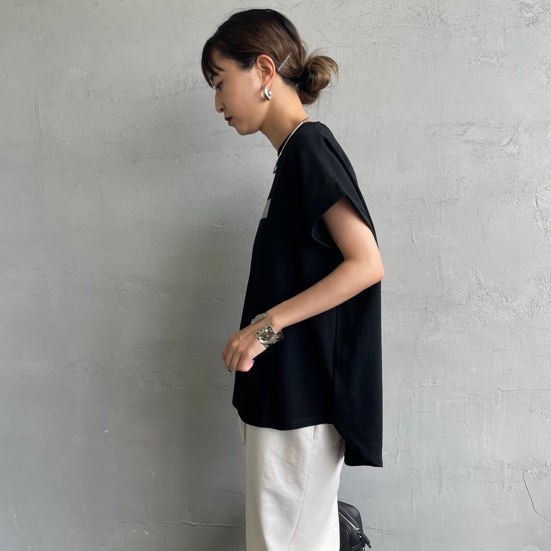 Maison de L'allure [メゾン ドゥ ラリュール] エンボスラメロゴTシャツ [M25112030]09 BLACK &&モデル身長：150cm 着用サイズ：F&&