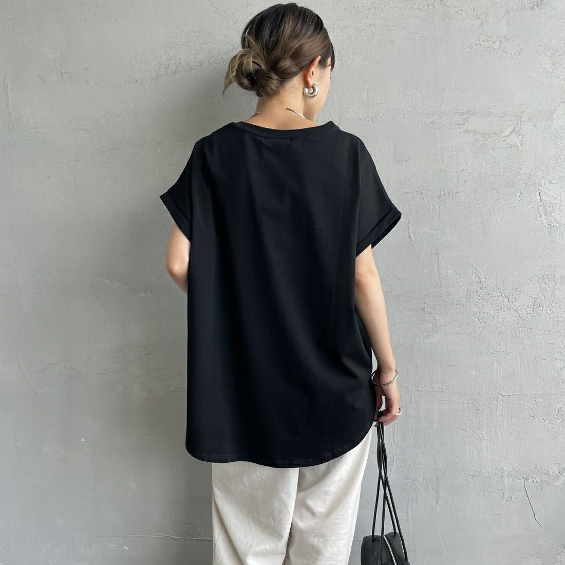 Maison de L'allure [メゾン ドゥ ラリュール] エンボスラメロゴTシャツ [M25112030]09 BLACK &&モデル身長：150cm 着用サイズ：F&&