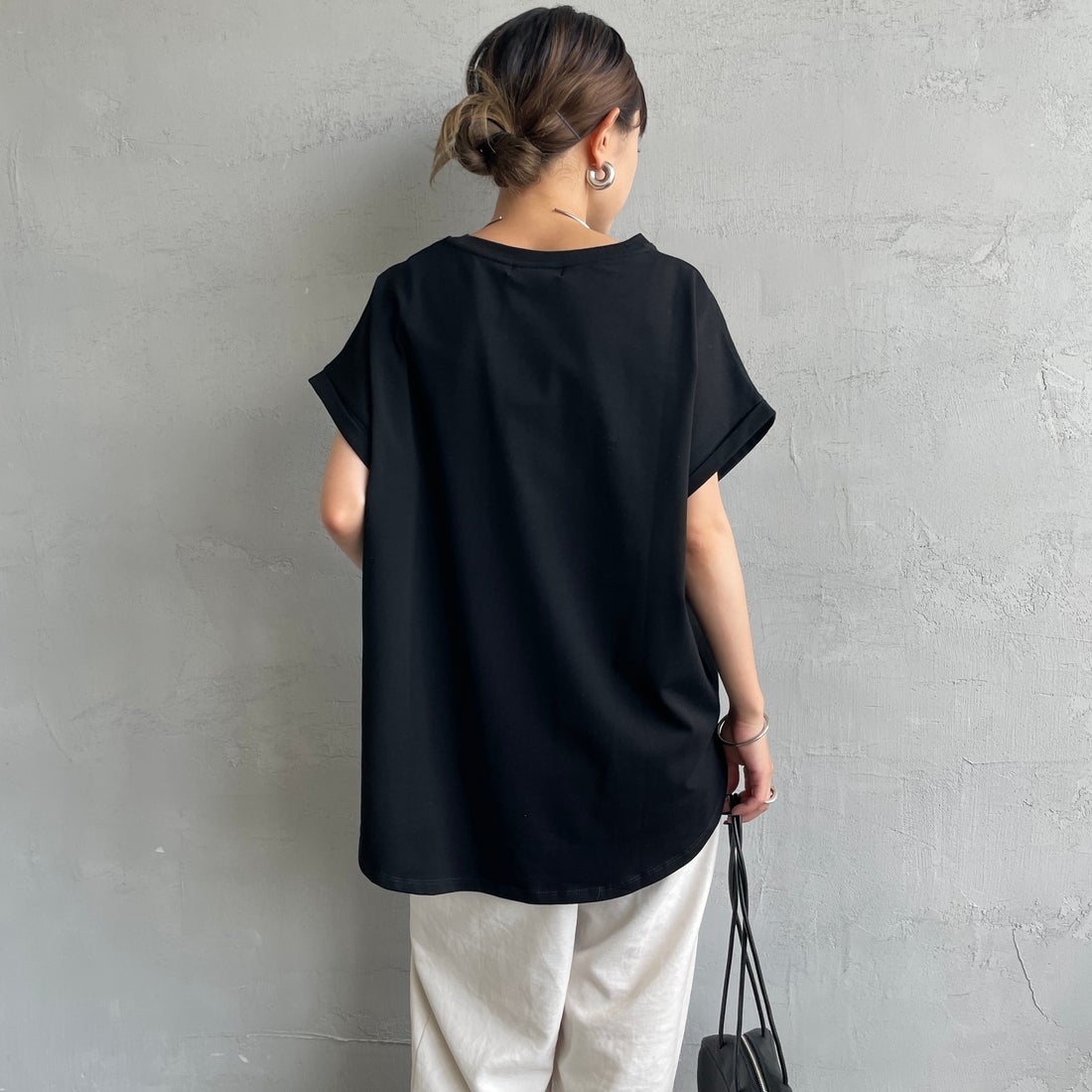 Maison de L'allure [メゾン ドゥ ラリュール] エンボスラメロゴTシャツ [M25112030]09 BLACK &&モデル身長：150cm 着用サイズ：F&&