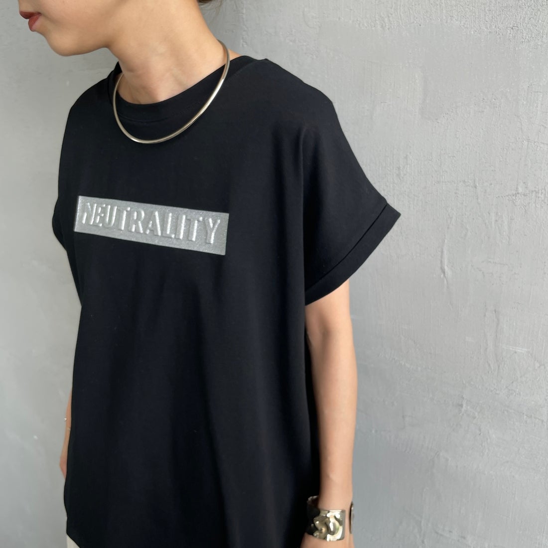 Maison de L'allure [メゾン ドゥ ラリュール] エンボスラメロゴTシャツ [M25112030]09 BLACK &&モデル身長：150cm 着用サイズ：F&&