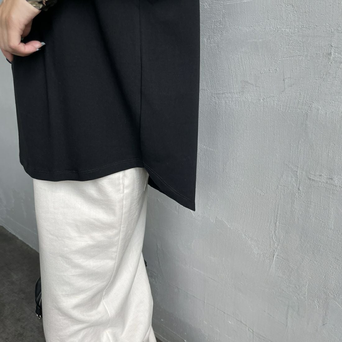 Maison de L'allure [メゾン ドゥ ラリュール] エンボスラメロゴTシャツ [M25112030]09 BLACK &&モデル身長：150cm 着用サイズ：F&&