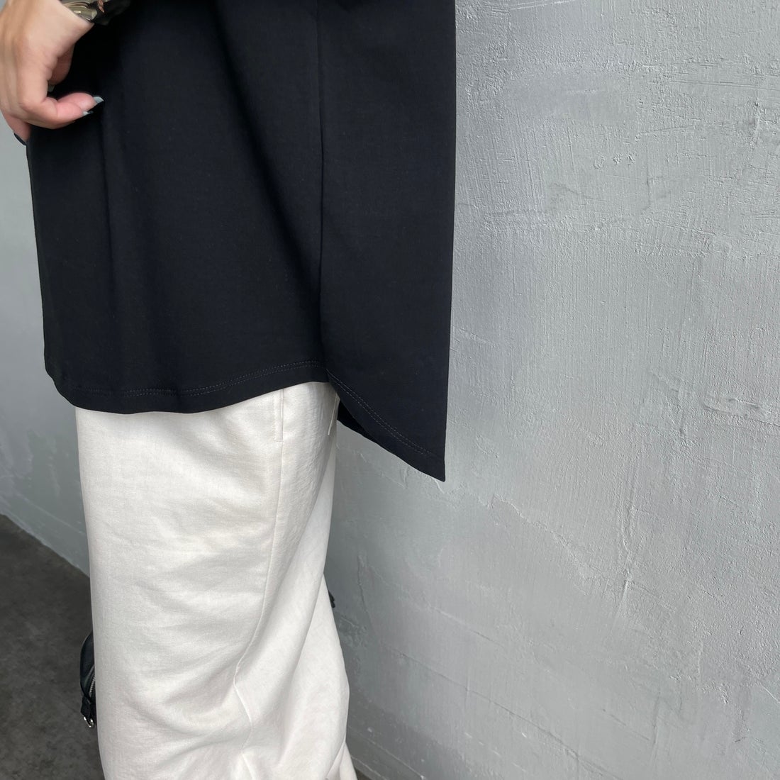 Maison de L'allure [メゾン ドゥ ラリュール] エンボスラメロゴTシャツ [M25112030]09 BLACK &&モデル身長：150cm 着用サイズ：F&&