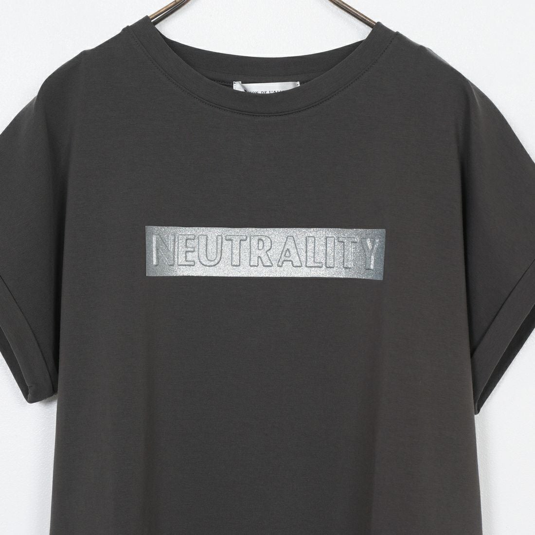 Maison de L'allure [メゾン ドゥ ラリュール] エンボスラメロゴTシャツ [M25112030]08 CHARCOA