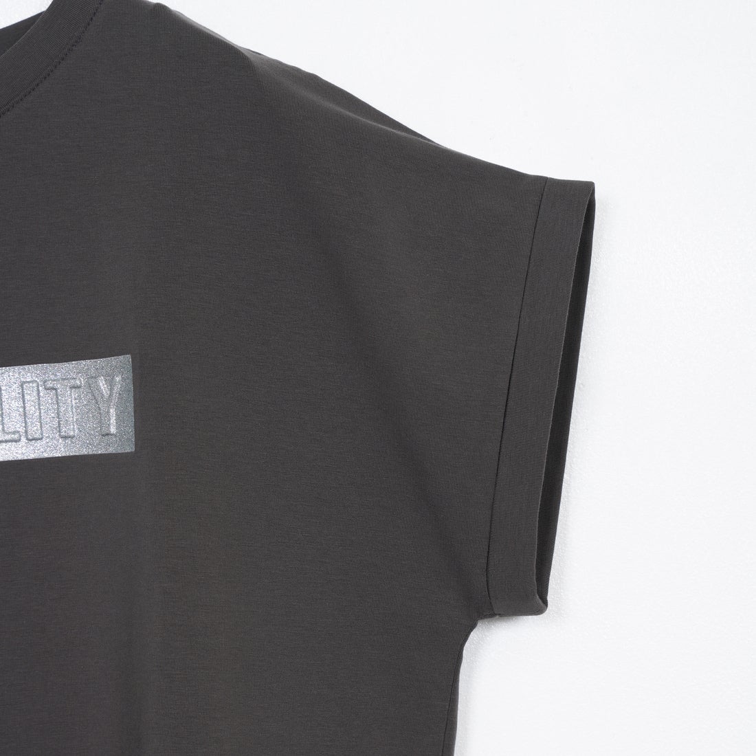 Maison de L'allure [メゾン ドゥ ラリュール] エンボスラメロゴTシャツ [M25112030]08 CHARCOA