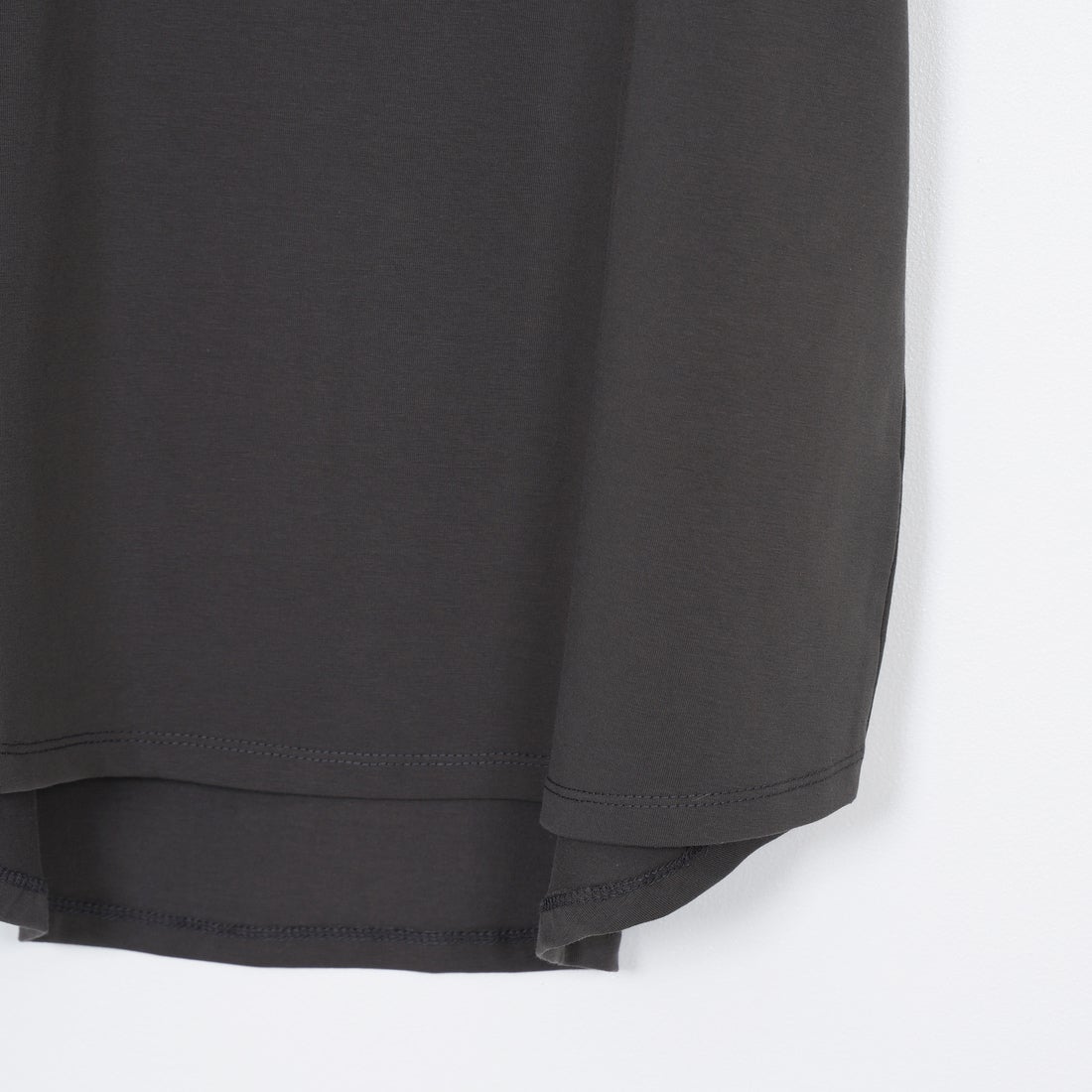 Maison de L'allure [メゾン ドゥ ラリュール] エンボスラメロゴTシャツ [M25112030]08 CHARCOA