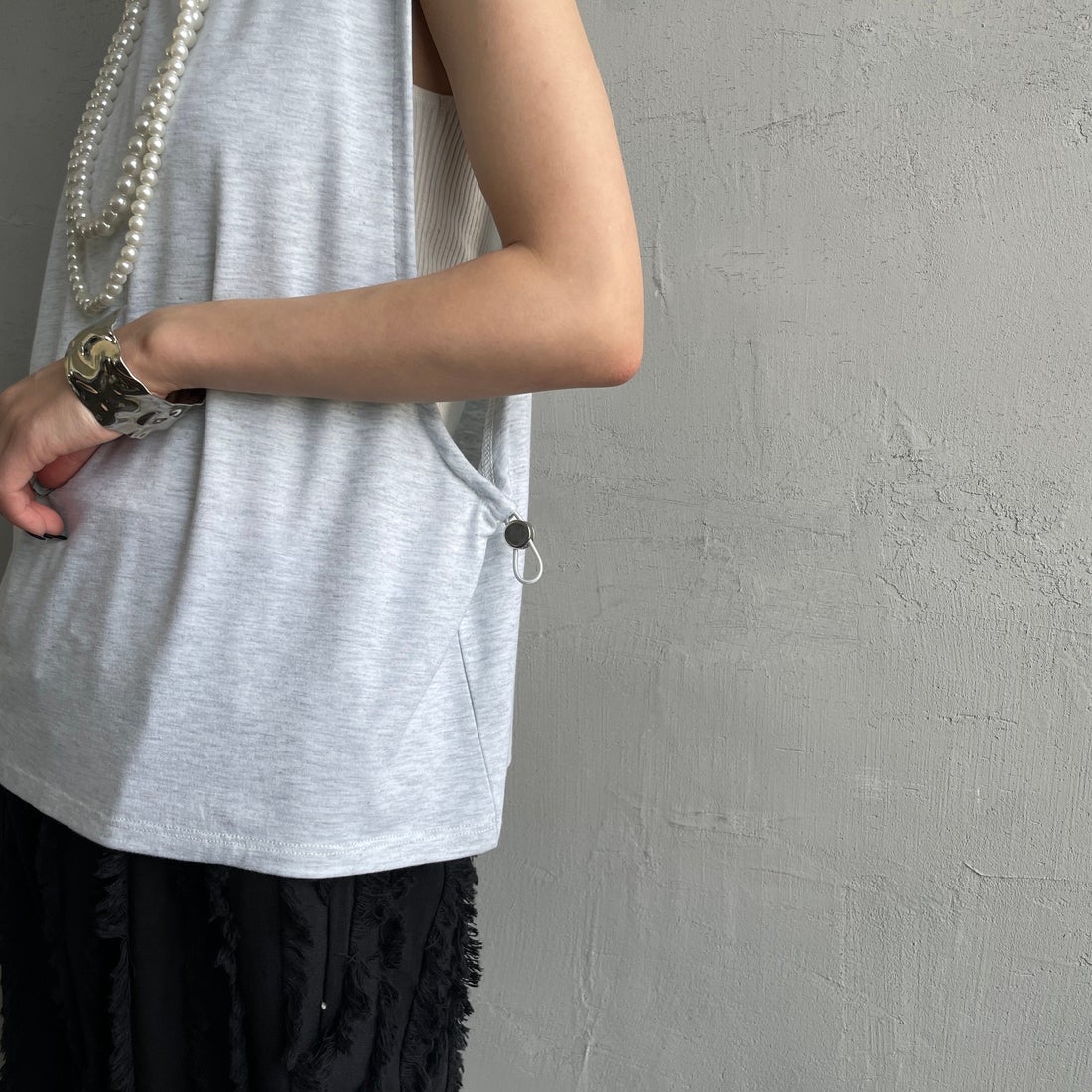 nenom [ネノム] 2WAYドロストギャザー ノースリーブカットソー [NE25112032] 20 OATMEAL &&モデル身長：150cm 着用サイズ：F&&