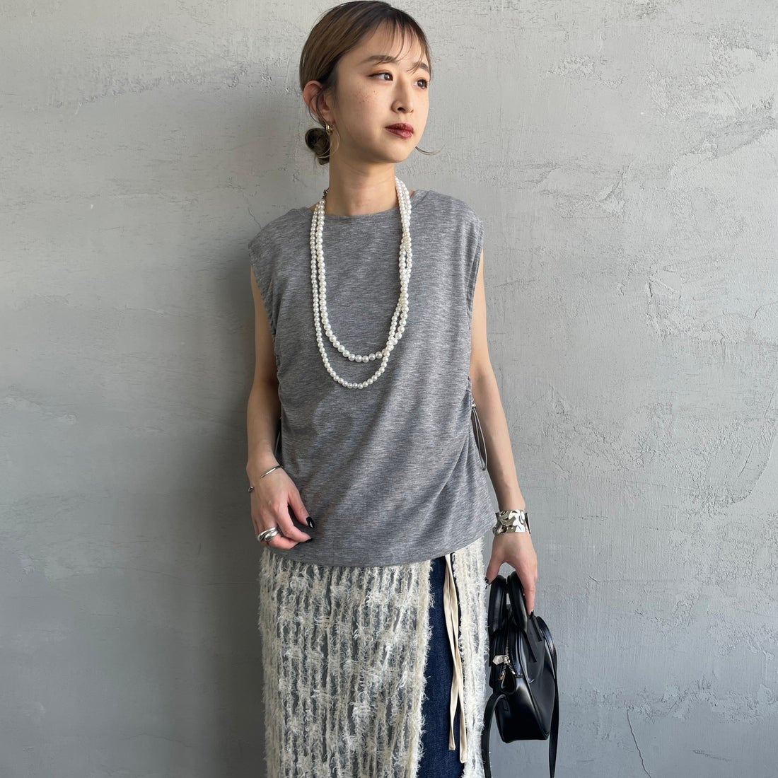 nenom [ネノム] 2WAYドロストギャザー ノースリーブカットソー [NE25112032] 07 GRAY &&モデル身長：150cm 着用サイズ：F&&