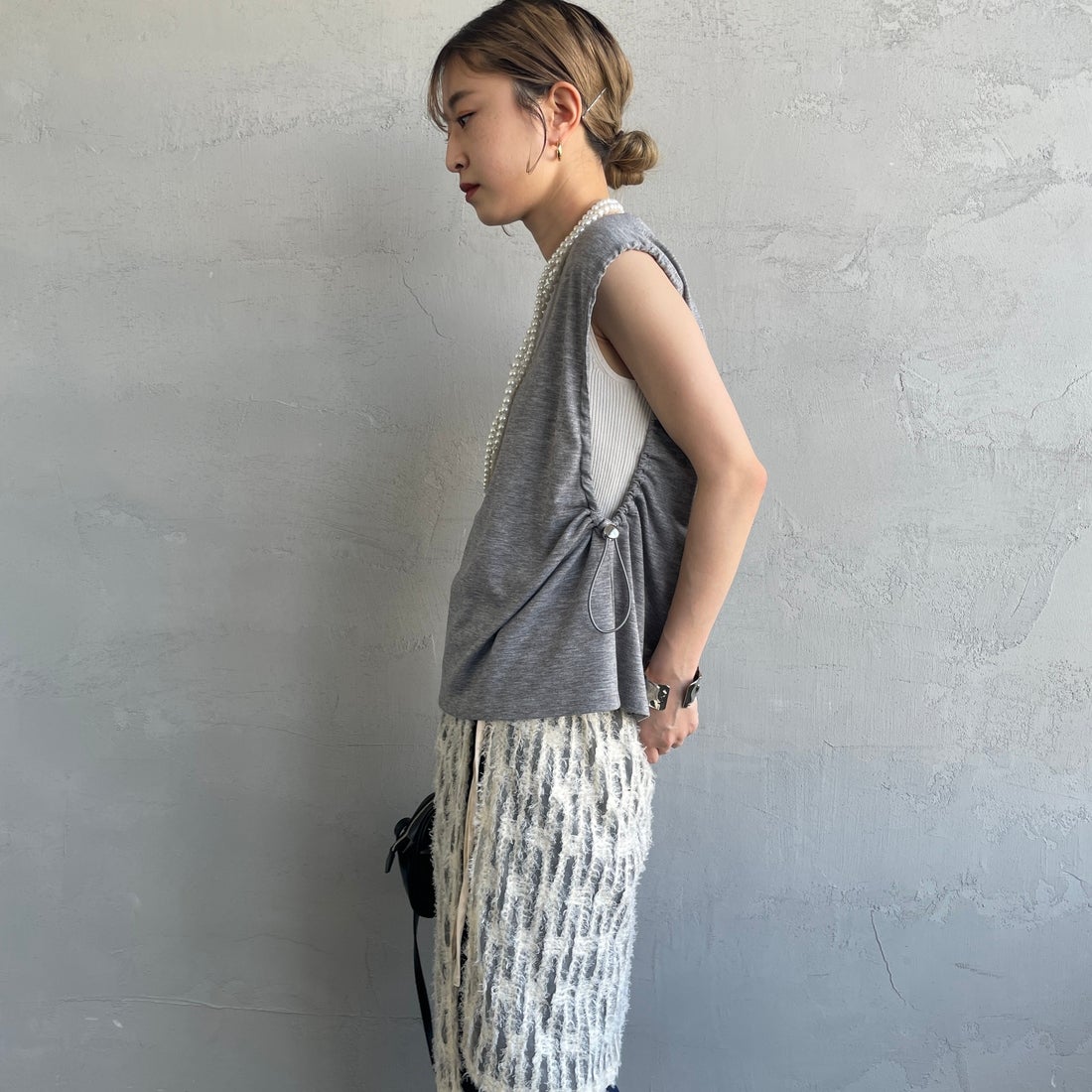 nenom [ネノム] 2WAYドロストギャザー ノースリーブカットソー [NE25112032] 07 GRAY &&モデル身長：150cm 着用サイズ：F&&