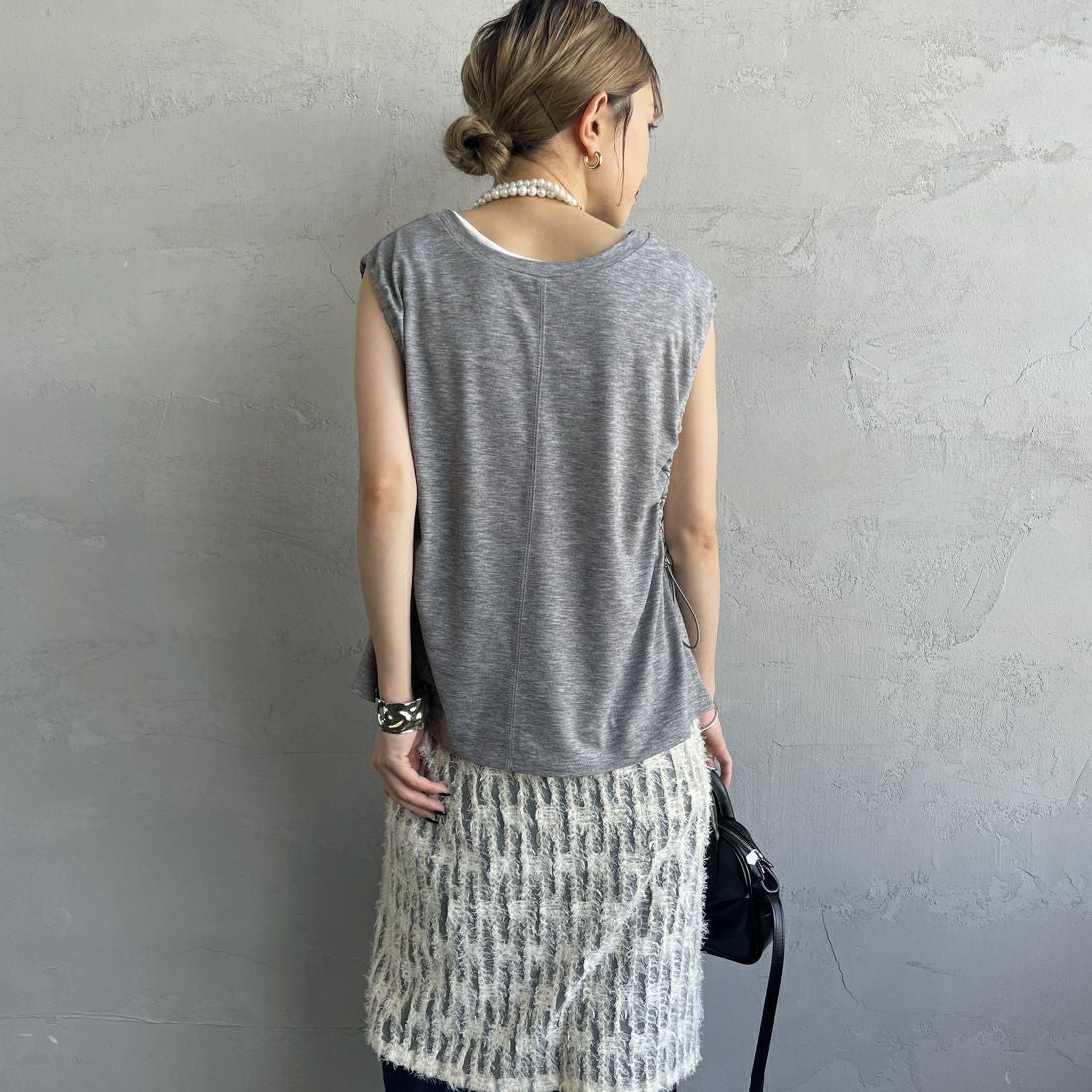 nenom [ネノム] 2WAYドロストギャザー ノースリーブカットソー [NE25112032] 07 GRAY &&モデル身長：150cm 着用サイズ：F&&