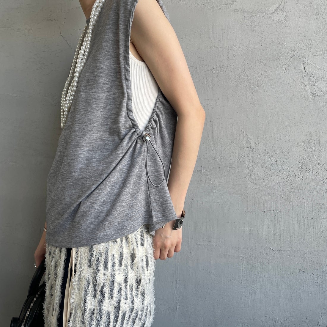 nenom [ネノム] 2WAYドロストギャザー ノースリーブカットソー [NE25112032] 07 GRAY &&モデル身長：150cm 着用サイズ：F&&