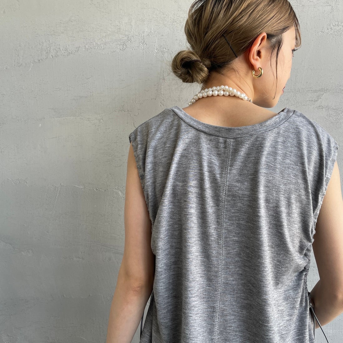 nenom [ネノム] 2WAYドロストギャザー ノースリーブカットソー [NE25112032] 07 GRAY &&モデル身長：150cm 着用サイズ：F&&