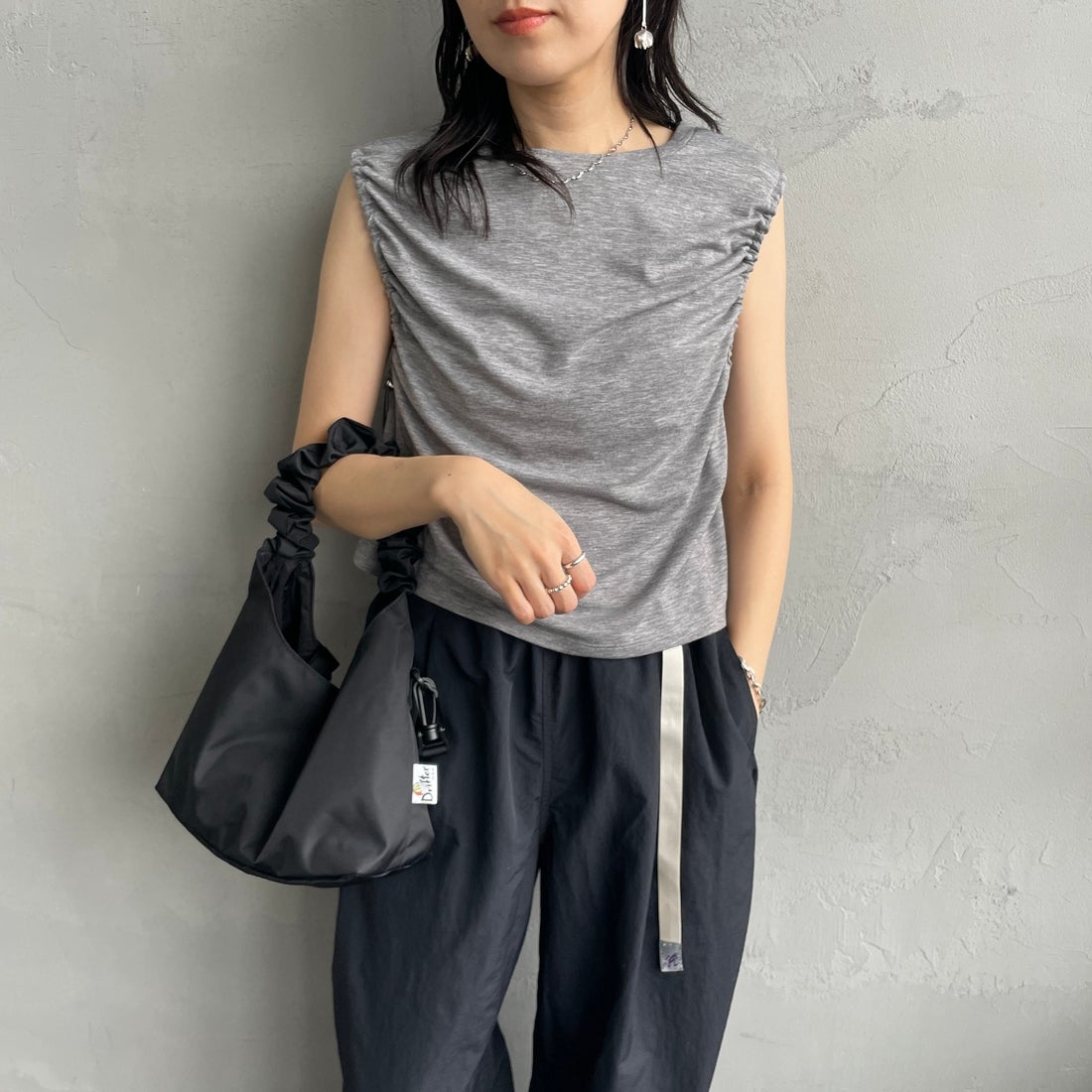 nenom [ネノム] 2WAYドロストギャザー ノースリーブカットソー [NE25112032] 07 GRAY &&モデル身長：160cm 着用サイズ：F&&