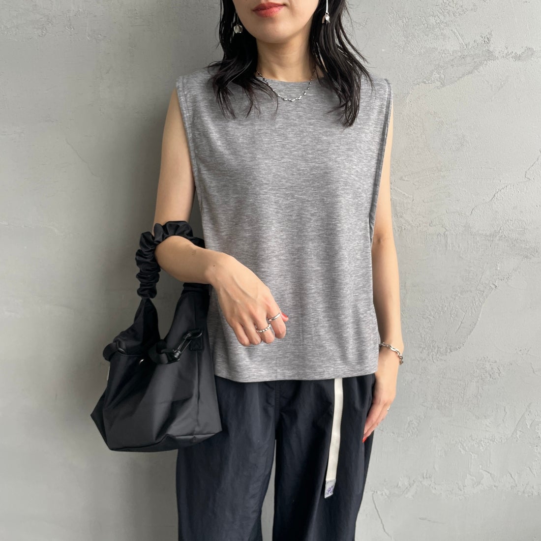 nenom [ネノム] 2WAYドロストギャザー ノースリーブカットソー [NE25112032] 07 GRAY &&モデル身長：160cm 着用サイズ：F&&