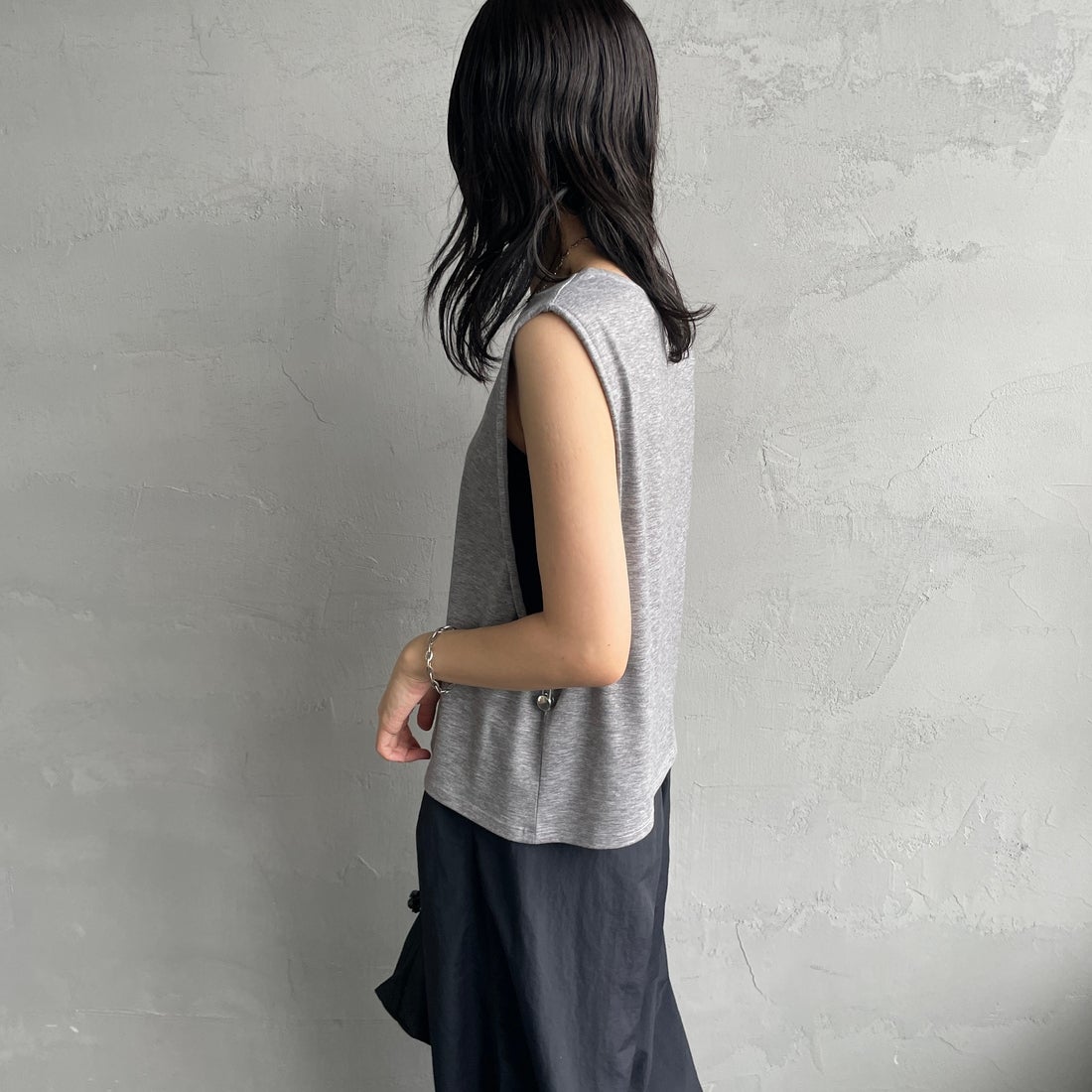 nenom [ネノム] 2WAYドロストギャザー ノースリーブカットソー [NE25112032] 07 GRAY &&モデル身長：160cm 着用サイズ：F&&