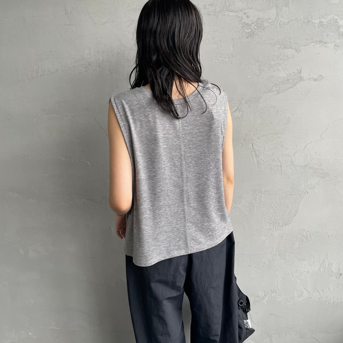 nenom [ネノム] 2WAYドロストギャザー ノースリーブカットソー [NE25112032] 07 GRAY &&モデル身長：160cm 着用サイズ：F&&