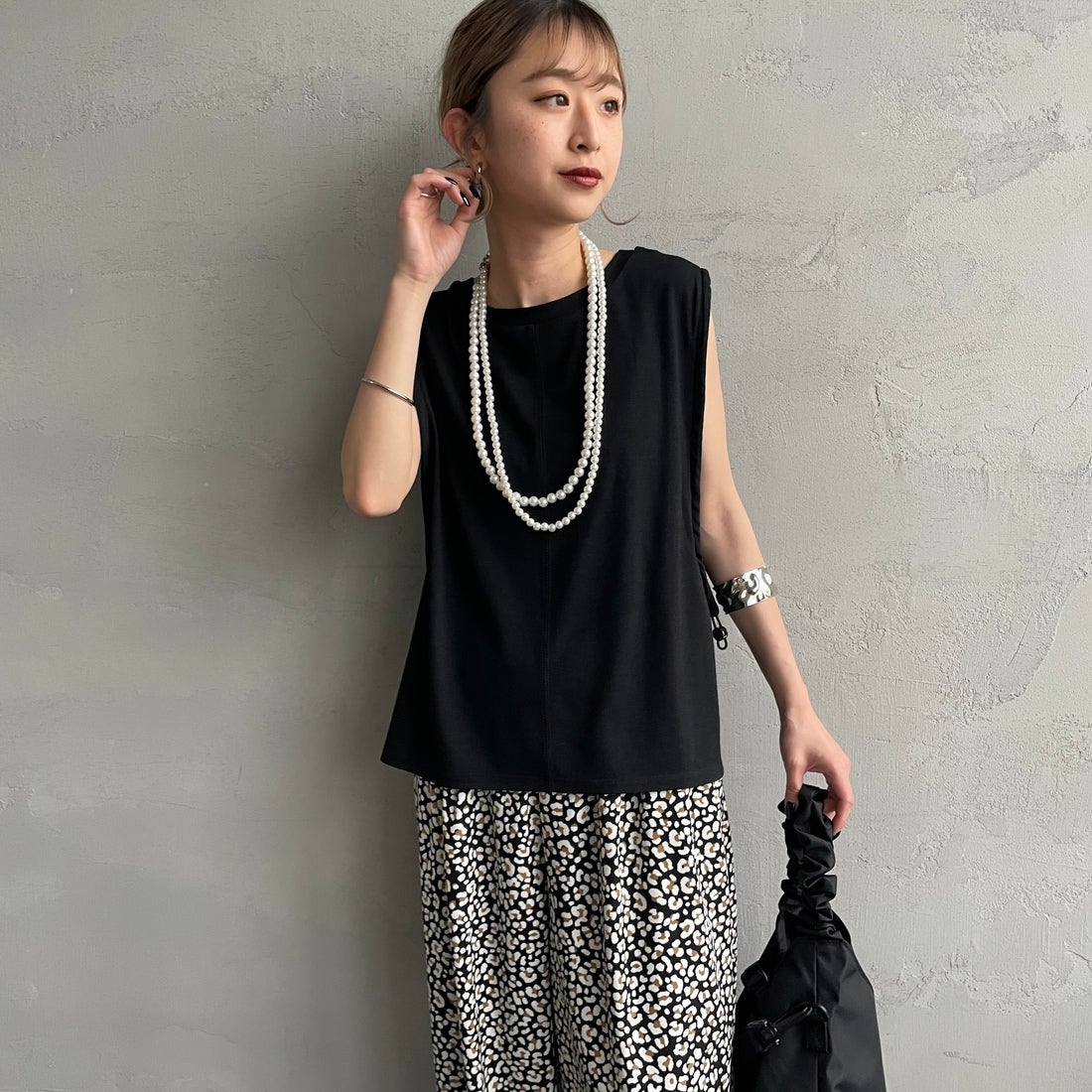 nenom [ネノム] 2WAYドロストギャザー ノースリーブカットソー [NE25112032] 09 BLACK &&モデル身長：150cm 着用サイズ：F&&