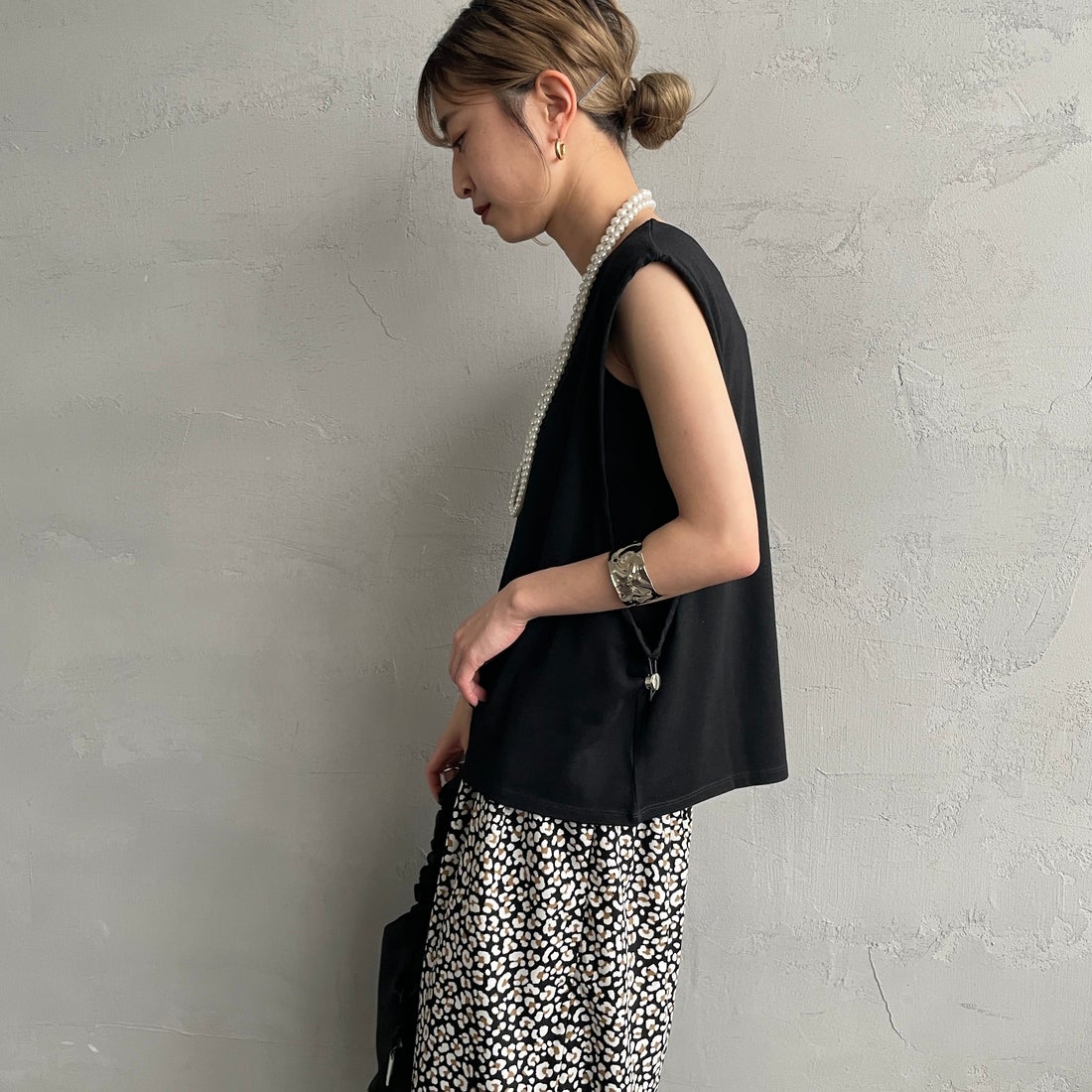 nenom [ネノム] 2WAYドロストギャザー ノースリーブカットソー [NE25112032] 09 BLACK &&モデル身長：150cm 着用サイズ：F&&