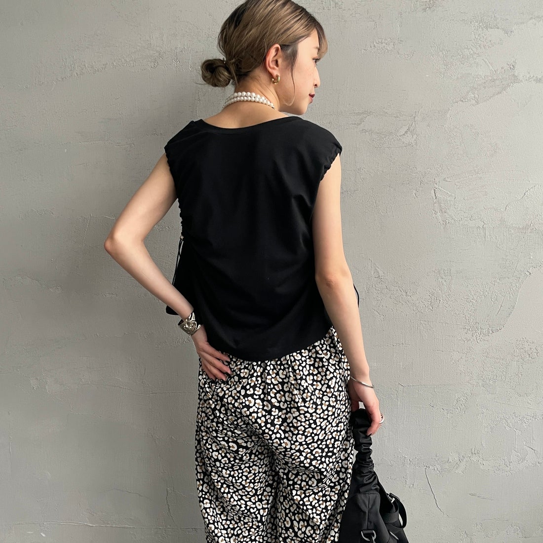 nenom [ネノム] 2WAYドロストギャザー ノースリーブカットソー [NE25112032] 09 BLACK &&モデル身長：150cm 着用サイズ：F&&