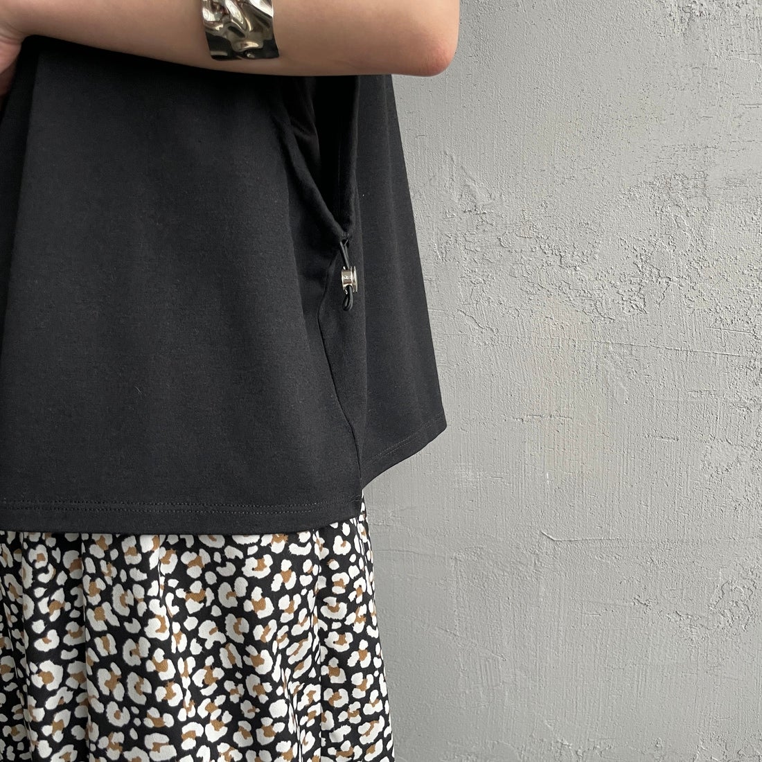 nenom [ネノム] 2WAYドロストギャザー ノースリーブカットソー [NE25112032] 09 BLACK &&モデル身長：150cm 着用サイズ：F&&