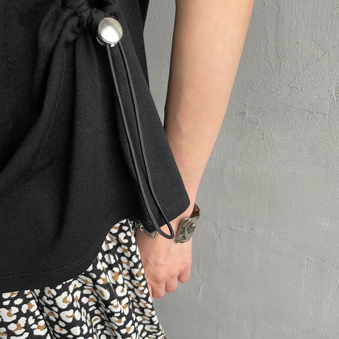 nenom [ネノム] 2WAYドロストギャザー ノースリーブカットソー [NE25112032] 09 BLACK &&モデル身長：150cm 着用サイズ：F&&