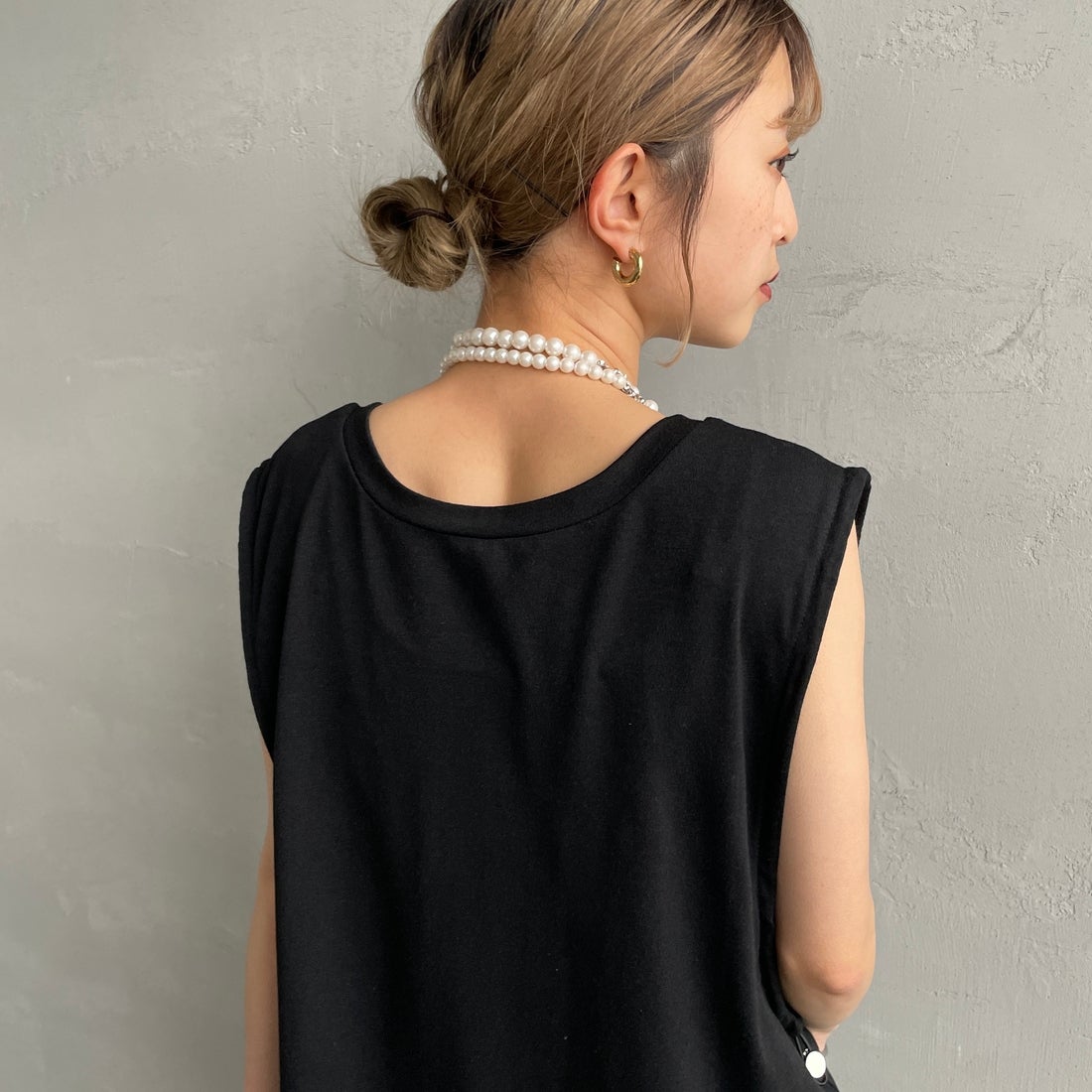 nenom [ネノム] 2WAYドロストギャザー ノースリーブカットソー [NE25112032] 09 BLACK &&モデル身長：150cm 着用サイズ：F&&