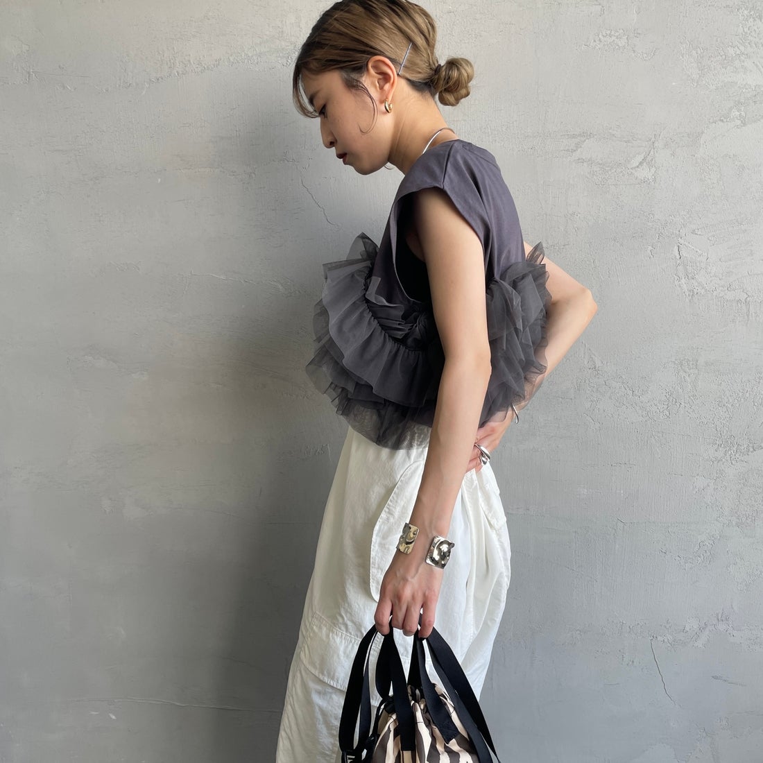 nenom [ネノム] マルチWAY チュールフリルドッキングノースリーブTシャツ [NE25112033] 08 CHARCOA &&モデル身長：150cm 着用サイズ：F&&