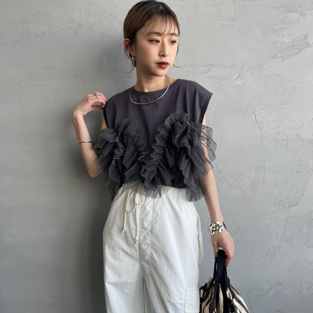 nenom [ネノム] マルチWAY チュールフリルドッキングノースリーブTシャツ [NE25112033] 08 CHARCOA &&モデル身長：150cm 着用サイズ：F&&