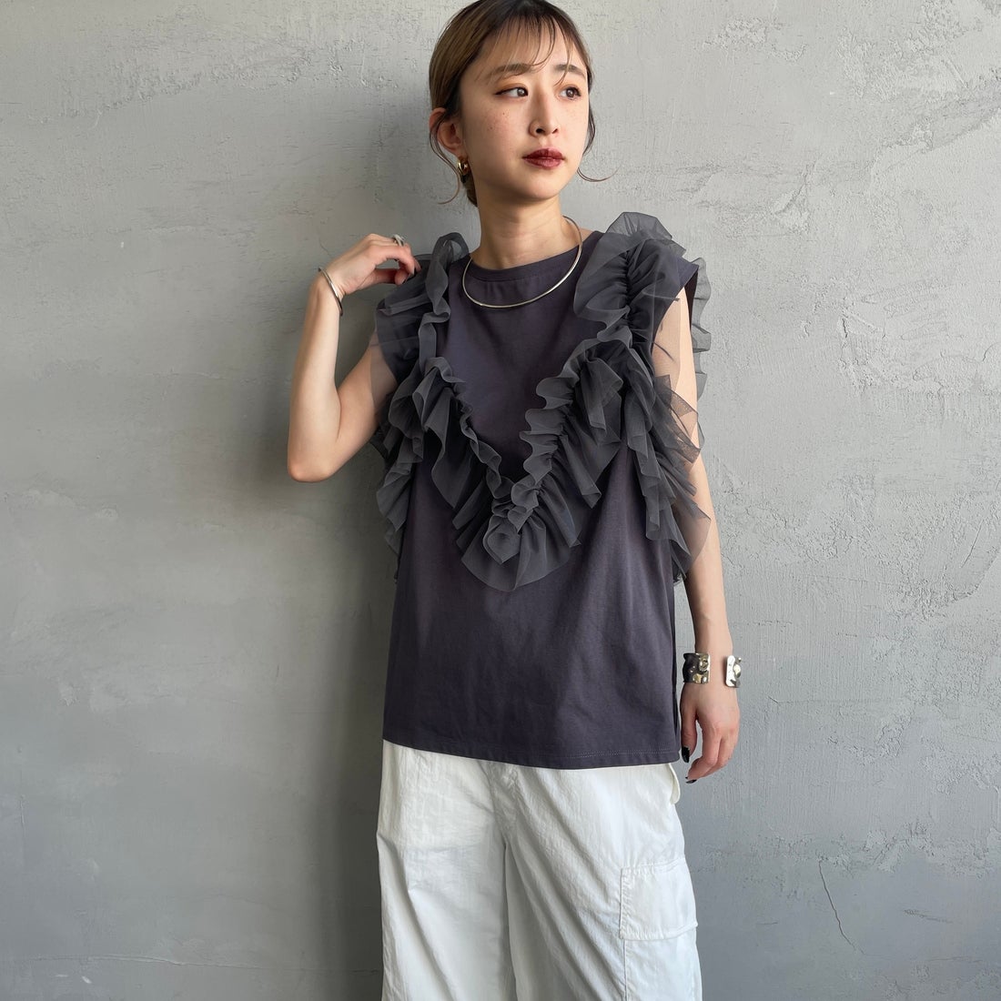 nenom [ネノム] マルチWAY チュールフリルドッキングノースリーブTシャツ [NE25112033] 08 CHARCOA &&モデル身長：150cm 着用サイズ：F&&