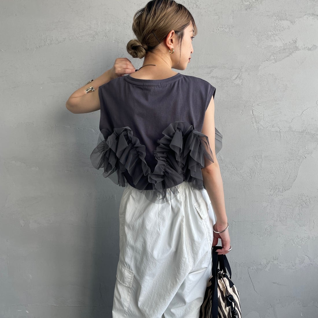 nenom [ネノム] マルチWAY チュールフリルドッキングノースリーブTシャツ [NE25112033] 08 CHARCOA &&モデル身長：150cm 着用サイズ：F&&
