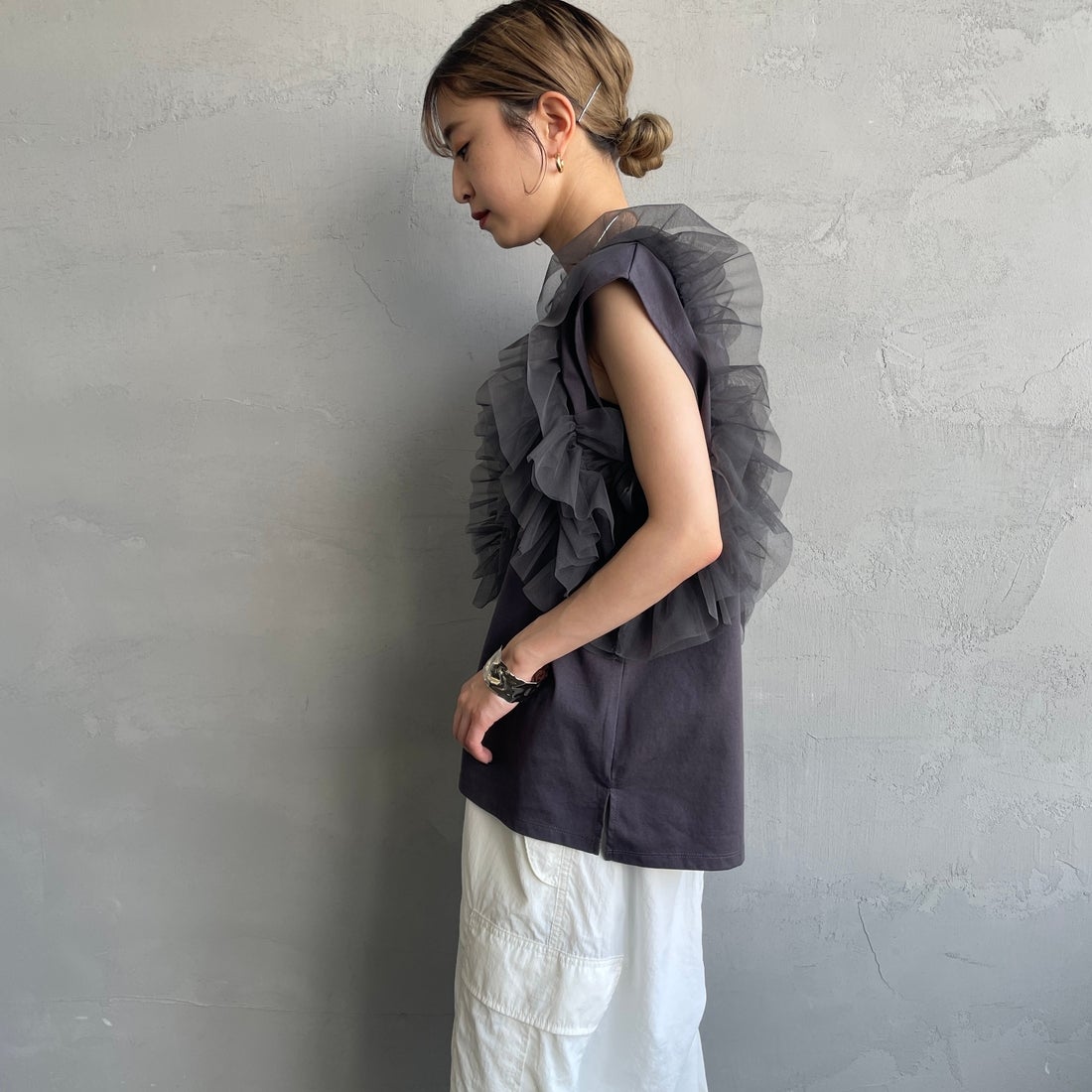 nenom [ネノム] マルチWAY チュールフリルドッキングノースリーブTシャツ [NE25112033] 08 CHARCOA &&モデル身長：150cm 着用サイズ：F&&