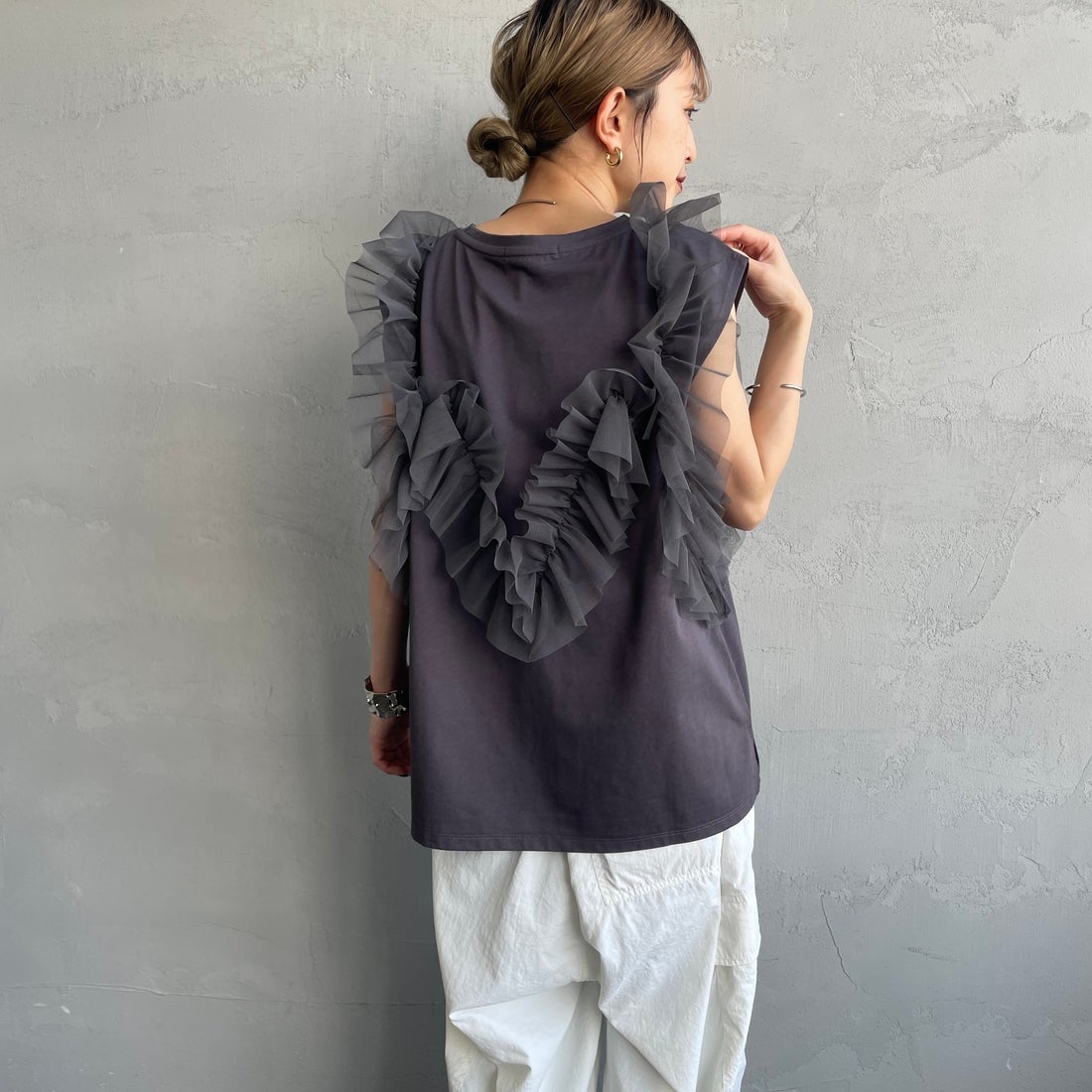 nenom [ネノム] マルチWAY チュールフリルドッキングノースリーブTシャツ [NE25112033] 08 CHARCOA &&モデル身長：150cm 着用サイズ：F&&