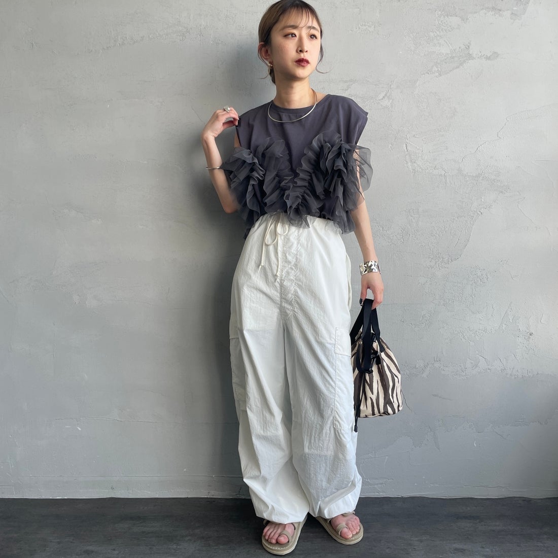 nenom [ネノム] マルチWAY チュールフリルドッキングノースリーブTシャツ [NE25112033] 08 CHARCOA &&モデル身長：150cm 着用サイズ：F&&