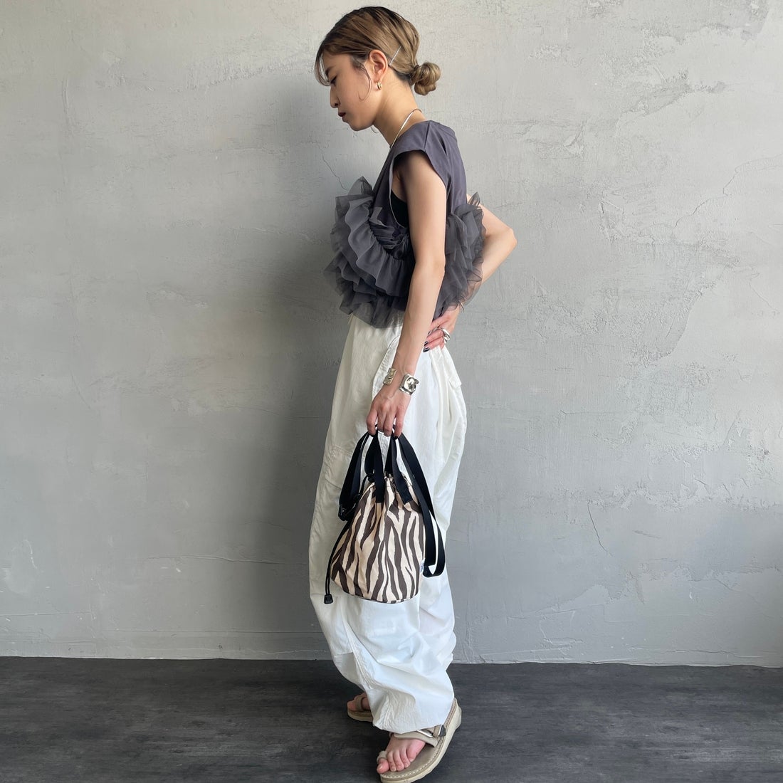 nenom [ネノム] マルチWAY チュールフリルドッキングノースリーブTシャツ [NE25112033] 08 CHARCOA &&モデル身長：150cm 着用サイズ：F&&