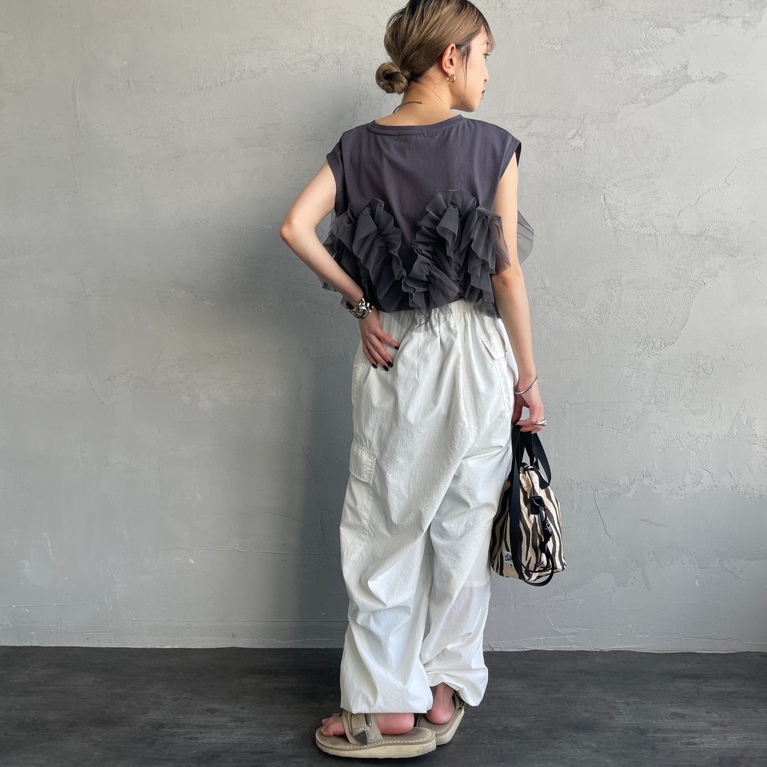 nenom [ネノム] マルチWAY チュールフリルドッキングノースリーブTシャツ [NE25112033] 08 CHARCOA &&モデル身長：150cm 着用サイズ：F&&