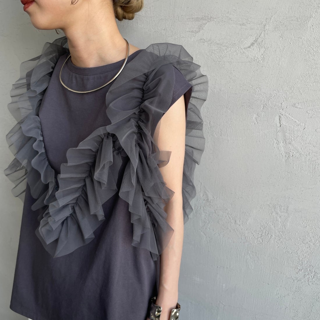 nenom [ネノム] マルチWAY チュールフリルドッキングノースリーブTシャツ [NE25112033] 08 CHARCOA &&モデル身長：150cm 着用サイズ：F&&