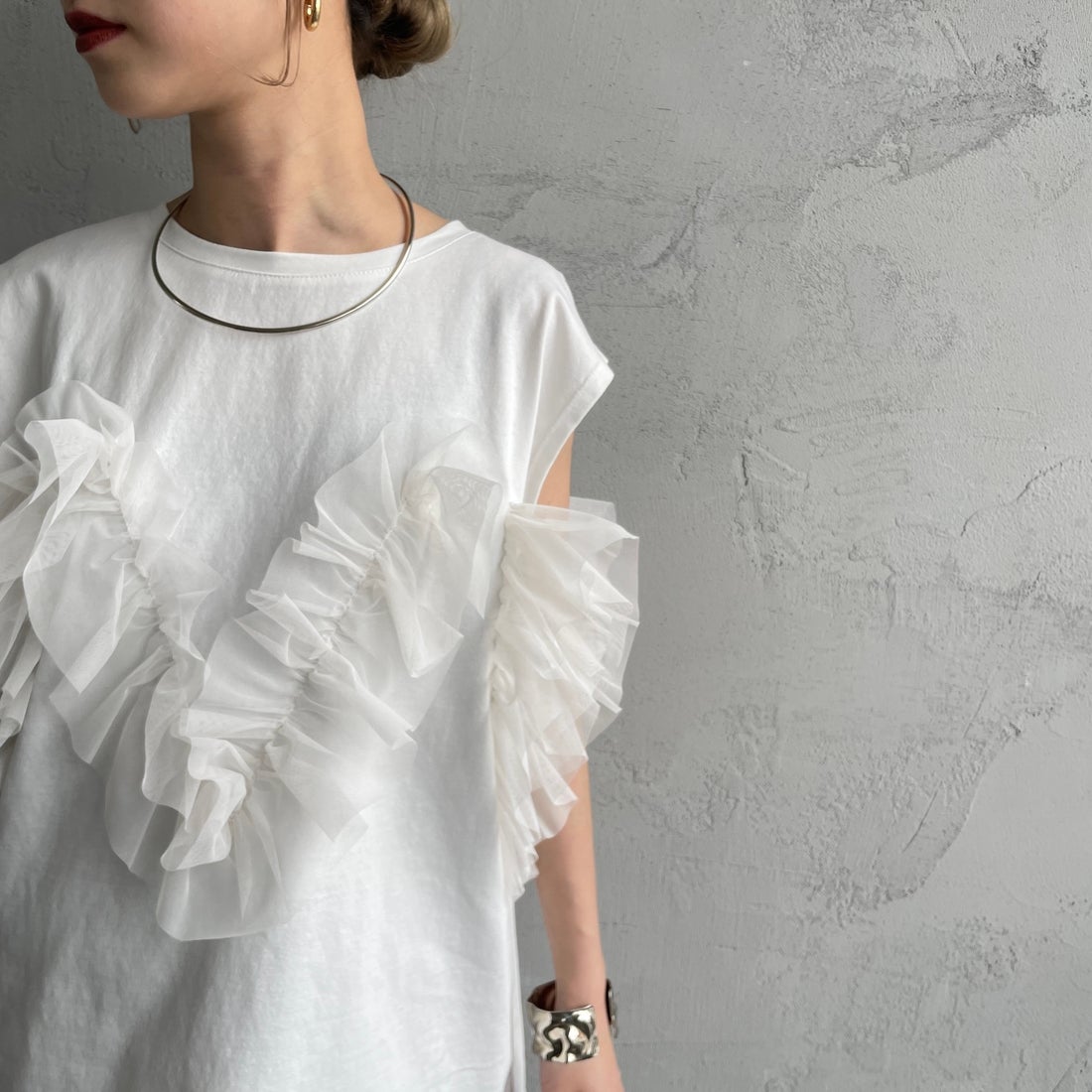 nenom [ネノム] マルチWAY チュールフリルドッキングノースリーブTシャツ [NE25112033] 02 OFF &&モデル身長：150cm 着用サイズ：F&&