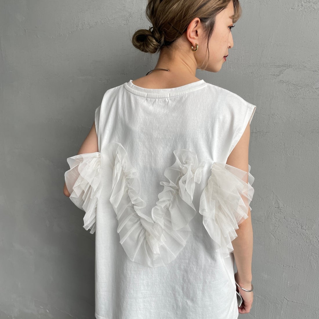 nenom [ネノム] マルチWAY チュールフリルドッキングノースリーブTシャツ [NE25112033] 02 OFF &&モデル身長：150cm 着用サイズ：F&&