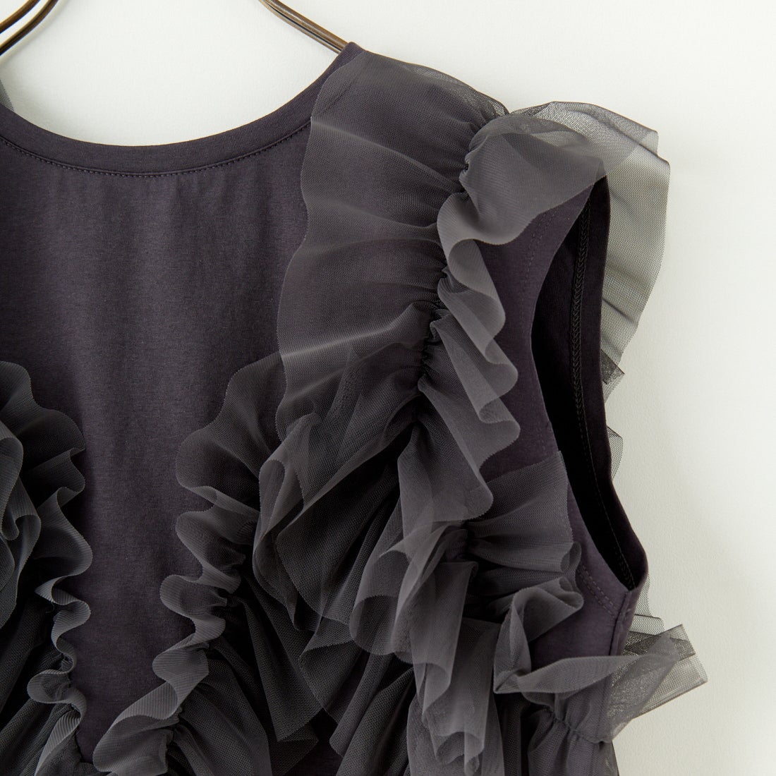 nenom [ネノム] マルチWAY チュールフリルドッキングノースリーブTシャツ [NE25112033] 08 CHARCOA