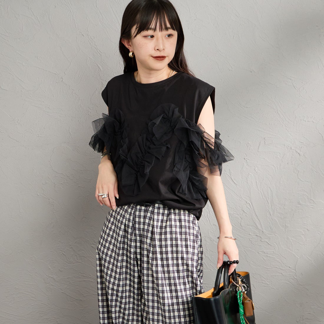 nenom [ネノム] マルチWAY チュールフリルドッキングノースリーブTシャツ [NE25112033] 09 BLACK &&モデル身長：150cm 着用サイズ：F&&