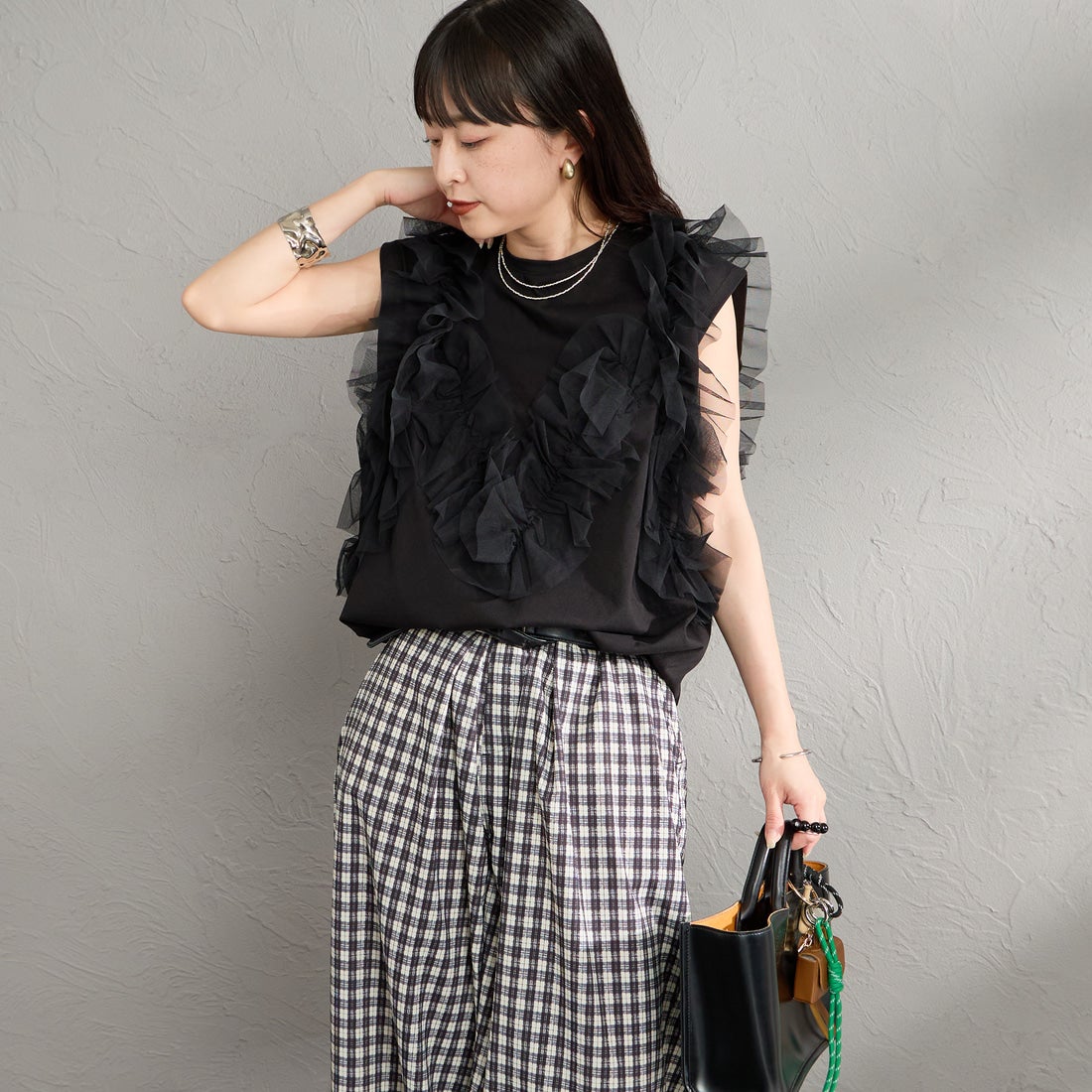 nenom [ネノム] マルチWAY チュールフリルドッキングノースリーブTシャツ [NE25112033] 09 BLACK &&モデル身長：150cm 着用サイズ：F&&