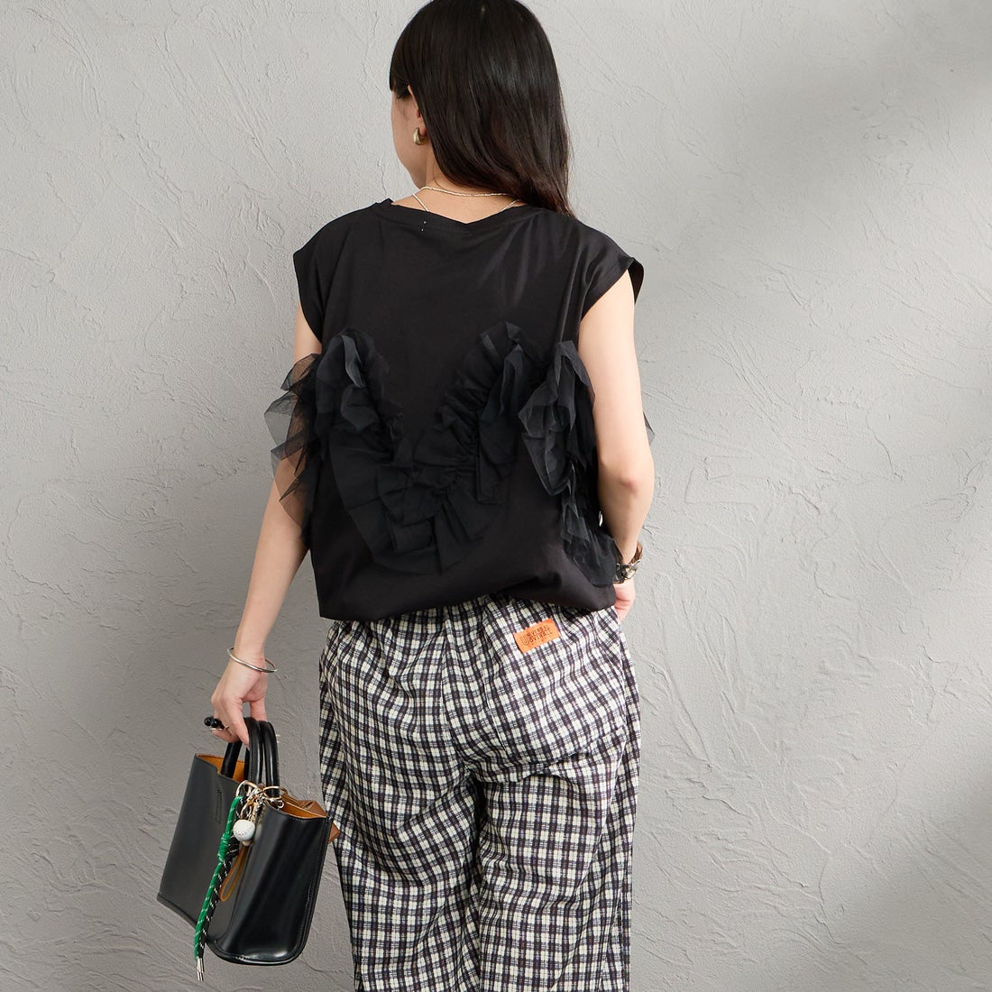 nenom [ネノム] マルチWAY チュールフリルドッキングノースリーブTシャツ [NE25112033] 09 BLACK &&モデル身長：150cm 着用サイズ：F&&