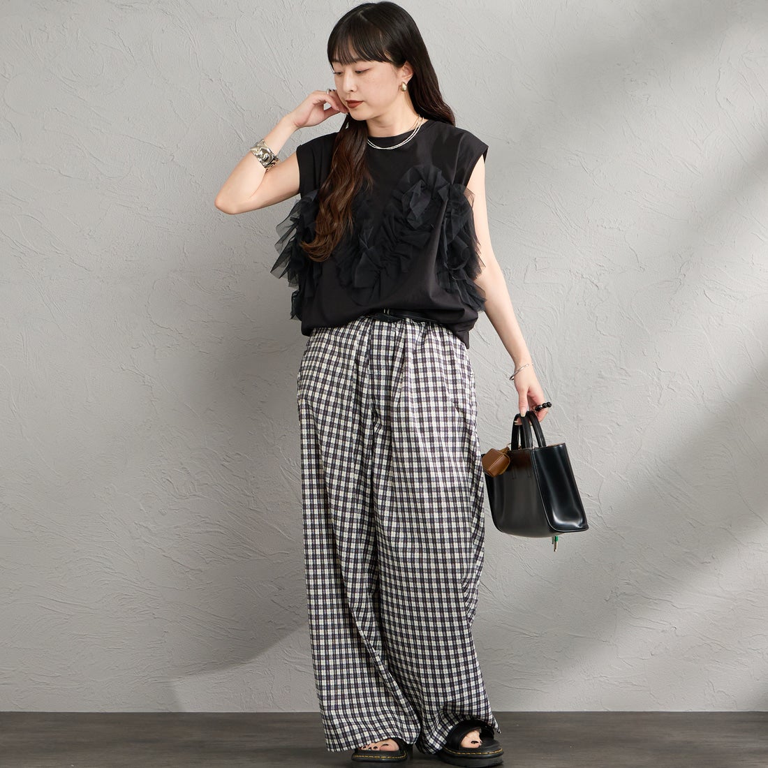 nenom [ネノム] マルチWAY チュールフリルドッキングノースリーブTシャツ [NE25112033] 09 BLACK &&モデル身長：150cm 着用サイズ：F&&