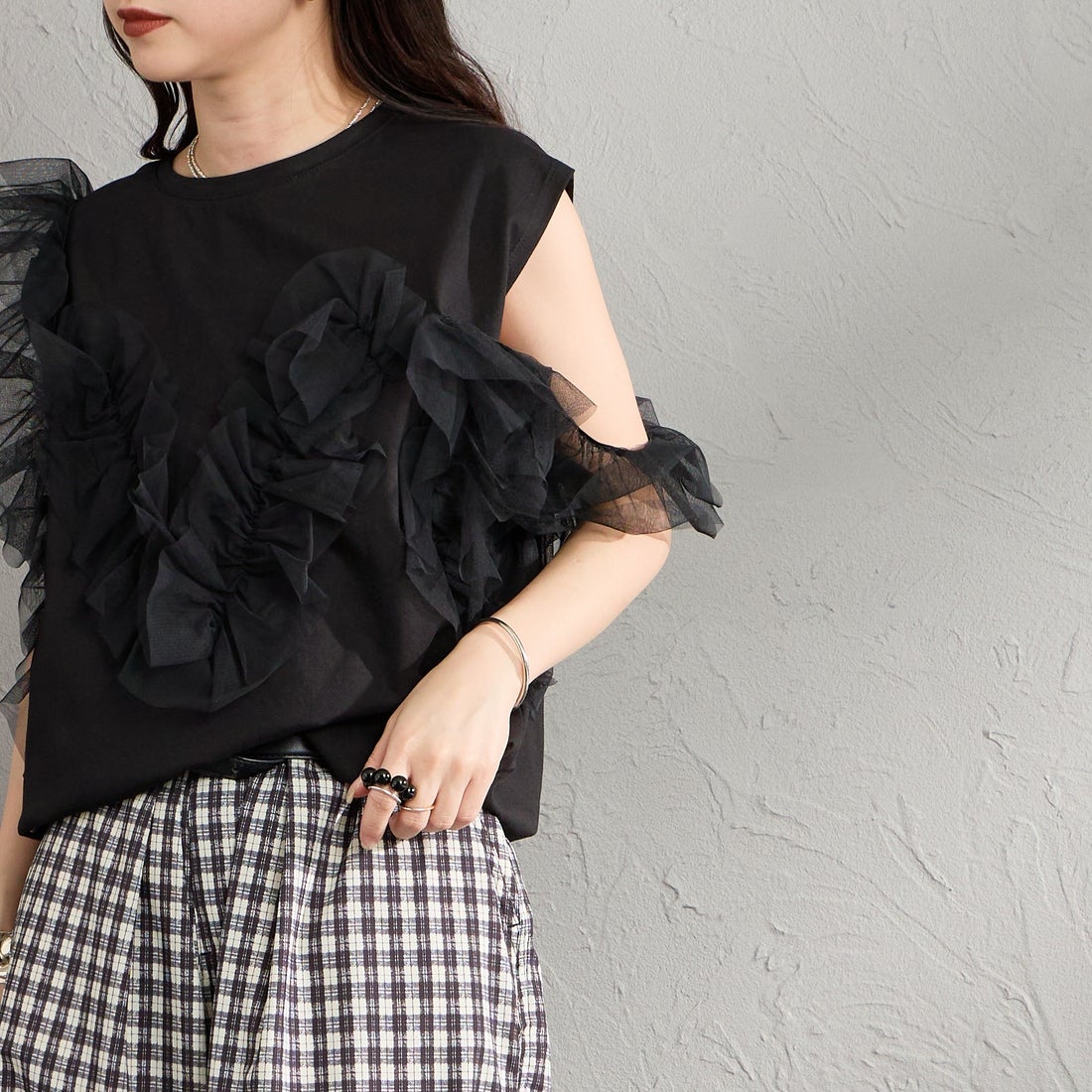 nenom [ネノム] マルチWAY チュールフリルドッキングノースリーブTシャツ [NE25112033] 09 BLACK &&モデル身長：150cm 着用サイズ：F&&